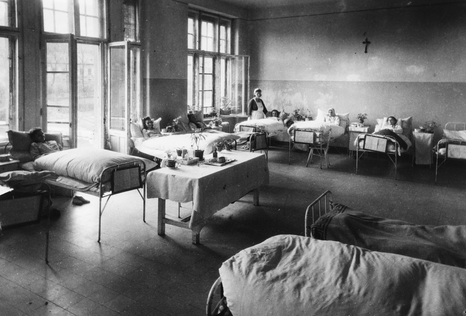 1947, Semmelweis Egyetem Levéltára, crucifix, iron bed, Fortepan #74671