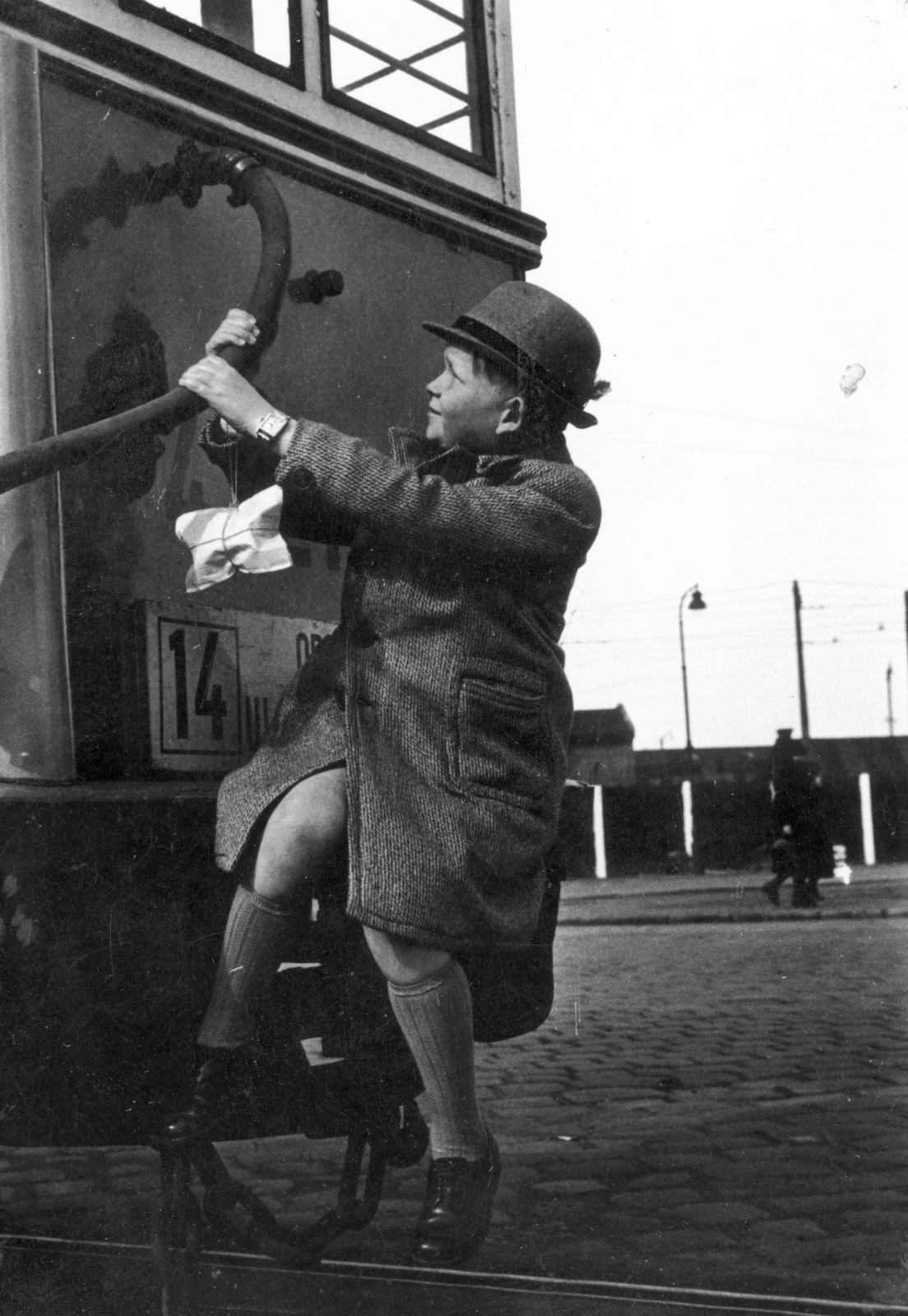Hungary, Budapest VIII., Orczy tér, háttérben a Józsefvárosi pályaudvar., 1938, Fortepan, tram, kid, destination sign, riding without a ticket on the back of a tram, Budapest, public transport line number, Fortepan #7468