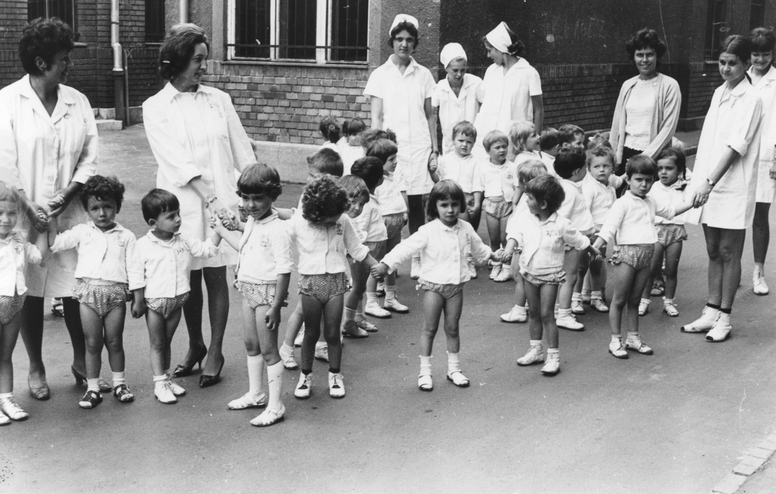 Hungary, Budapest VIII., Üllői út 26. SOTE (később Semmelweis Egyetem) parkja, az egyetemi bölcsőde gyermekei., 1972, Semmelweis Egyetem Levéltára, nursery, Budapest, Fortepan #74683