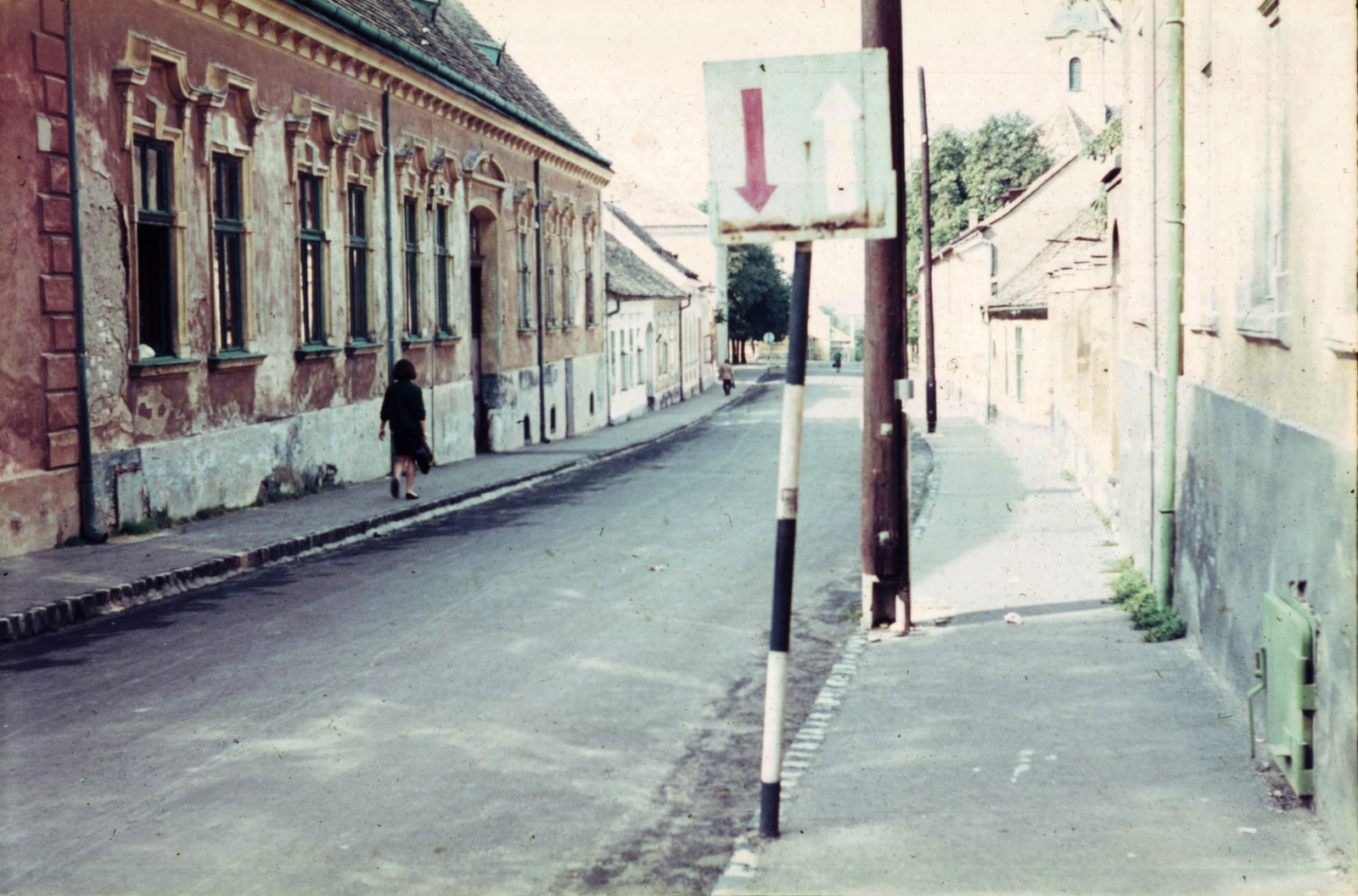 Hungary, Sümeg, Ramassetter utca a Kossuth Lajos utca felől, az Urunk Mennybemenetele templom felé nézve., 1972, Fülöp Imre, Kalocsai István, church, colorful, road signs, street view, air-rad shelter, Fortepan #74705