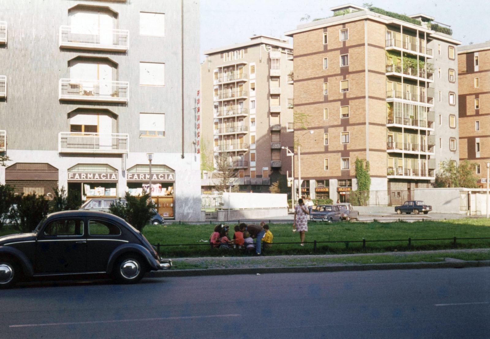 Olaszország, Milánó, Viale San Gimignano, jobbra a Via delle Tuberose., 1972, Fülöp Imre, Kalocsai István, színes, Fiat-márka, gyógyszertár, Volkswagen Bogár, Fortepan #74707