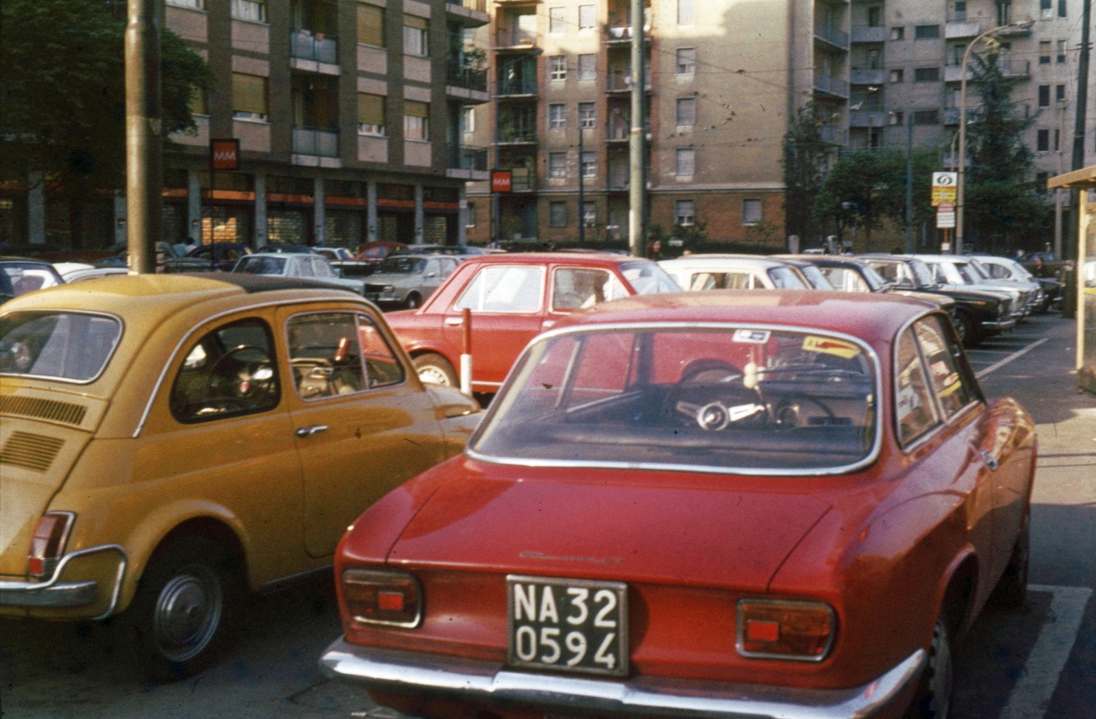 Italy, Milan, Piazzale Gambara., 1972, Fülöp Imre, Kalocsai István, colorful, Fiat-brand, Alfa-Romeo brand, Italian brand, car park, number plate, Fortepan #74711