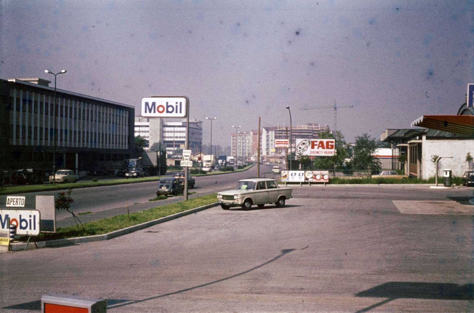 Italy, Milan, Via Lorenteggio a város határánál, a távolban Corsico település épületei., 1972, Fülöp Imre, Kalocsai István, colorful, Fiat-brand, Mobiloil-brand, Fortepan #74712