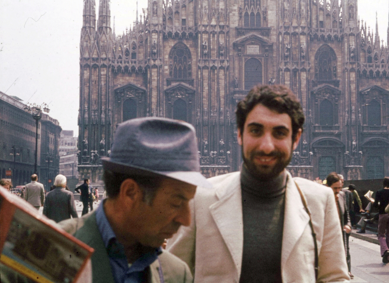 Italy, Milan, Dóm tér (Piazza del Duomo), háttérben a Dóm főhomlokzata., 1972, Fülöp Imre, Kalocsai István, colorful, Cathedral, Fortepan #74713