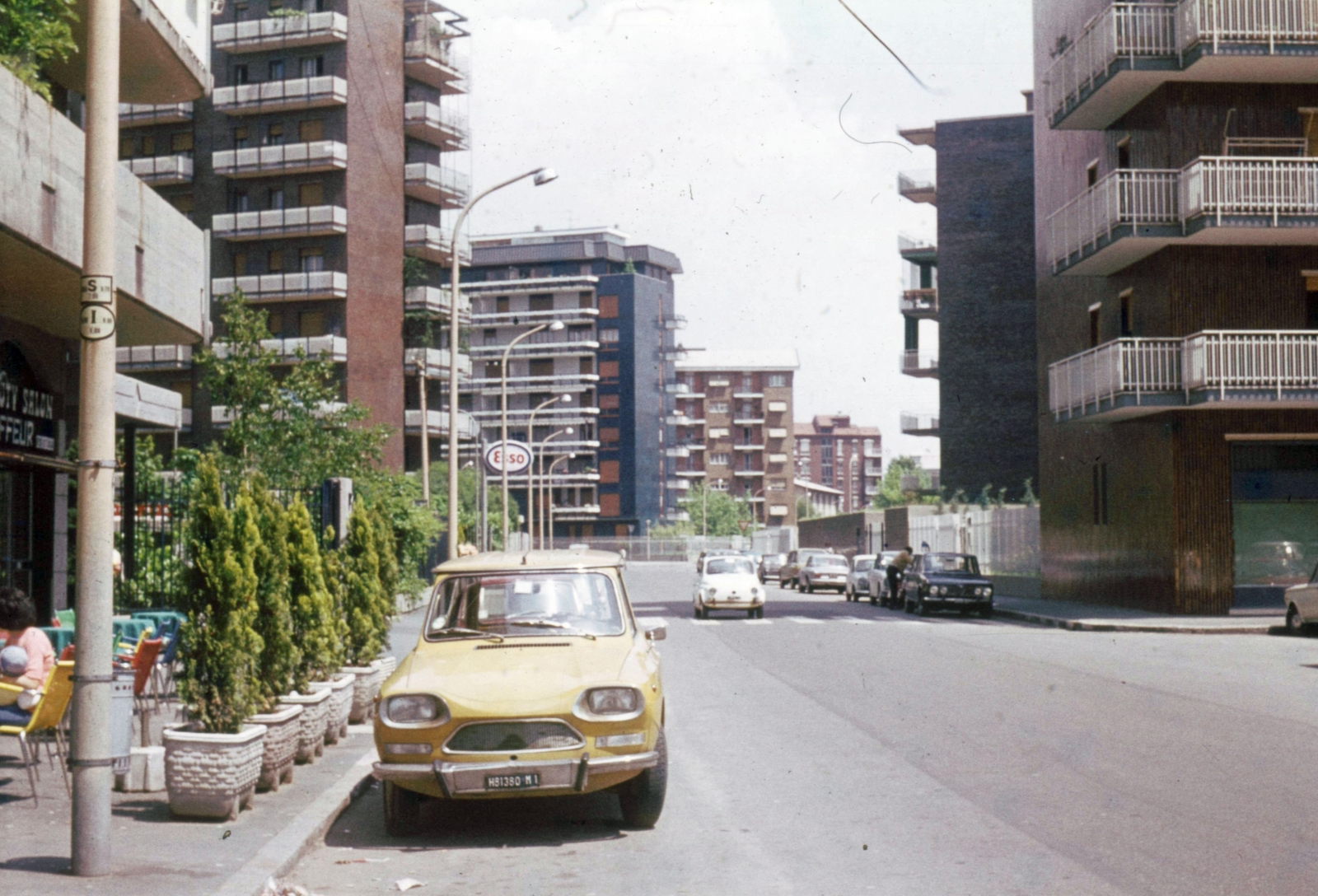 Italy, Milan, Via Arzaga a Piazzetta Santi Patroni D’Italia-nál., 1972, Fülöp Imre, Kalocsai István, colorful, Fiat-brand, Italian brand, Esso-brand, Fortepan #74717
