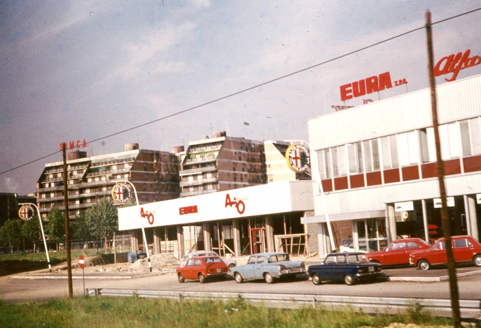 Italy, Cinisello Balsamo, Via Milanese, háttérben a Via dei Partigiani épületei., 1972, Fülöp Imre, Kalocsai István, colorful, Alfa-Romeo brand, Fortepan #74720