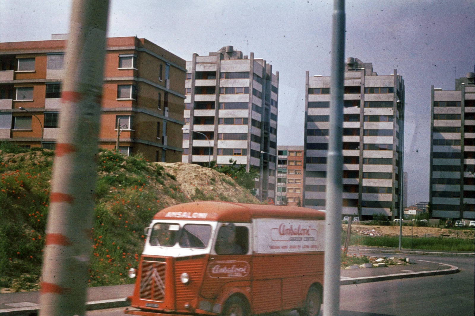 Italy, Bologna, Viale Ilic Uljanov Lenin a Via Misa torkolatánál., 1972, Fülöp Imre, Kalocsai István, colorful, French brand, Citroën-brand, Citroen HY, Fortepan #74733