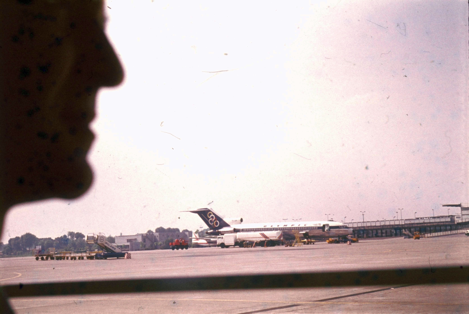Italy, Milan, Linate, repülőtér., 1972, Fülöp Imre, Kalocsai István, colorful, american brand, airplane, airport, Boeing-brand, aircraft steps, Fortepan #74735
