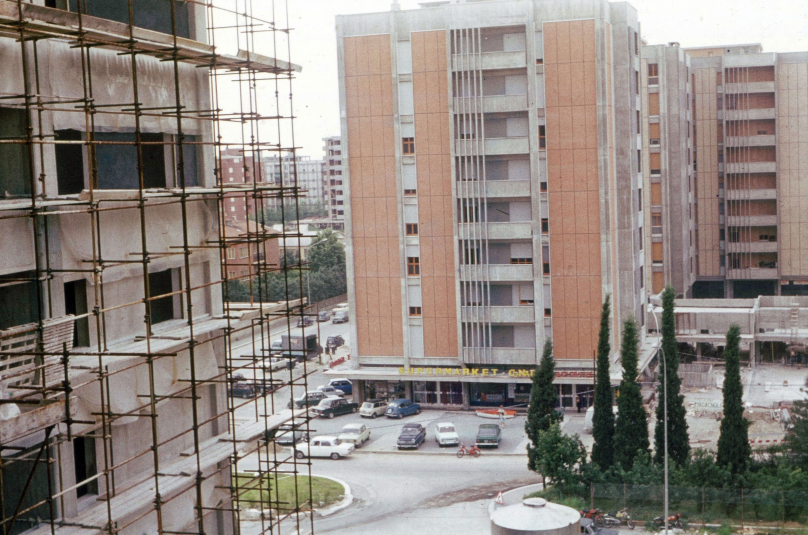 Italy, Bologna, kilátás a Viale Felsina 27. számú házból a Via Vetulonia - Via Fossolo sarok felé., 1972, Fülöp Imre, Kalocsai István, colorful, construction, Fortepan #74741