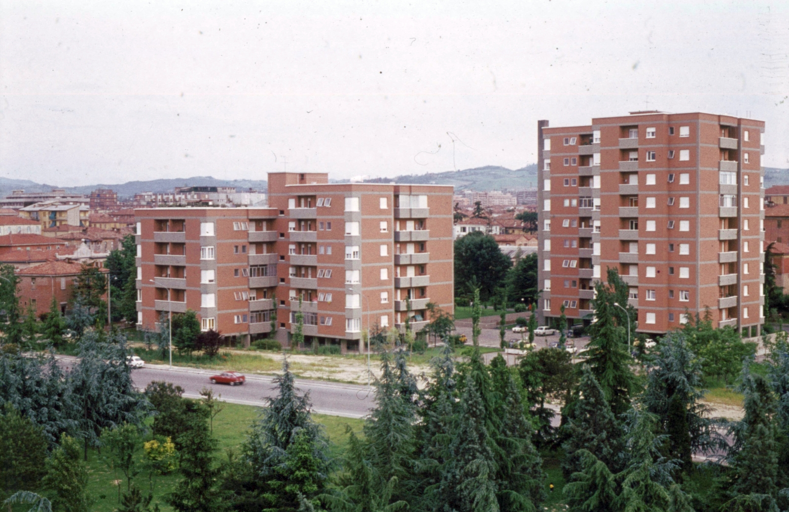 Italy, Bologna, kilátás a Viale Felsina 27. számú házból a Via Marcello Oretti felé, előtérben a Giardino Władysław Anders., 1972, Fülöp Imre, Kalocsai István, colorful, Fortepan #74742