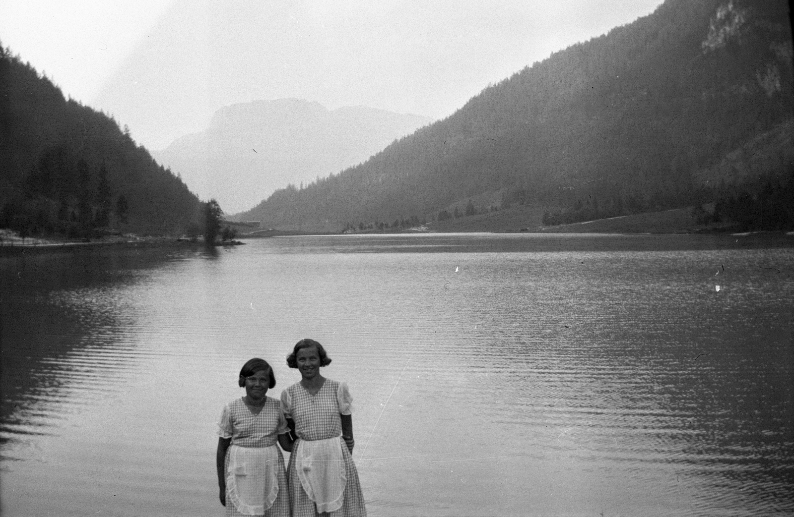 Ausztria, Sankt Ulrich am Pillersee, előtérben a Pillersee, középen a háttérben a Steinplatte., 1935, Romák Éva, tó, Fortepan #74762