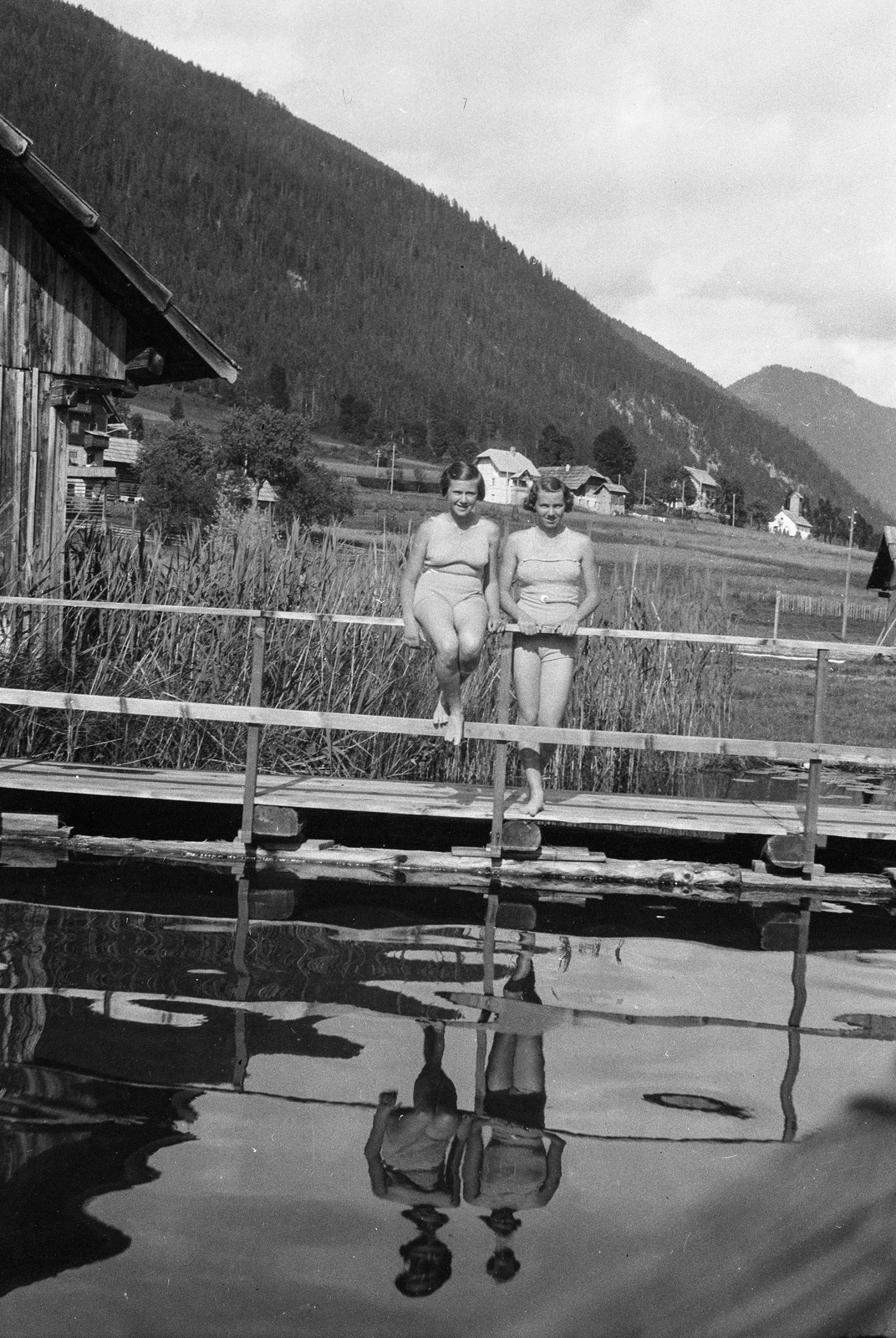 Austria, Techendorf, Weissensee., 1936, Romák Éva, sitting on a handrail, girls, water surface, reflection, pier, Fortepan #74770