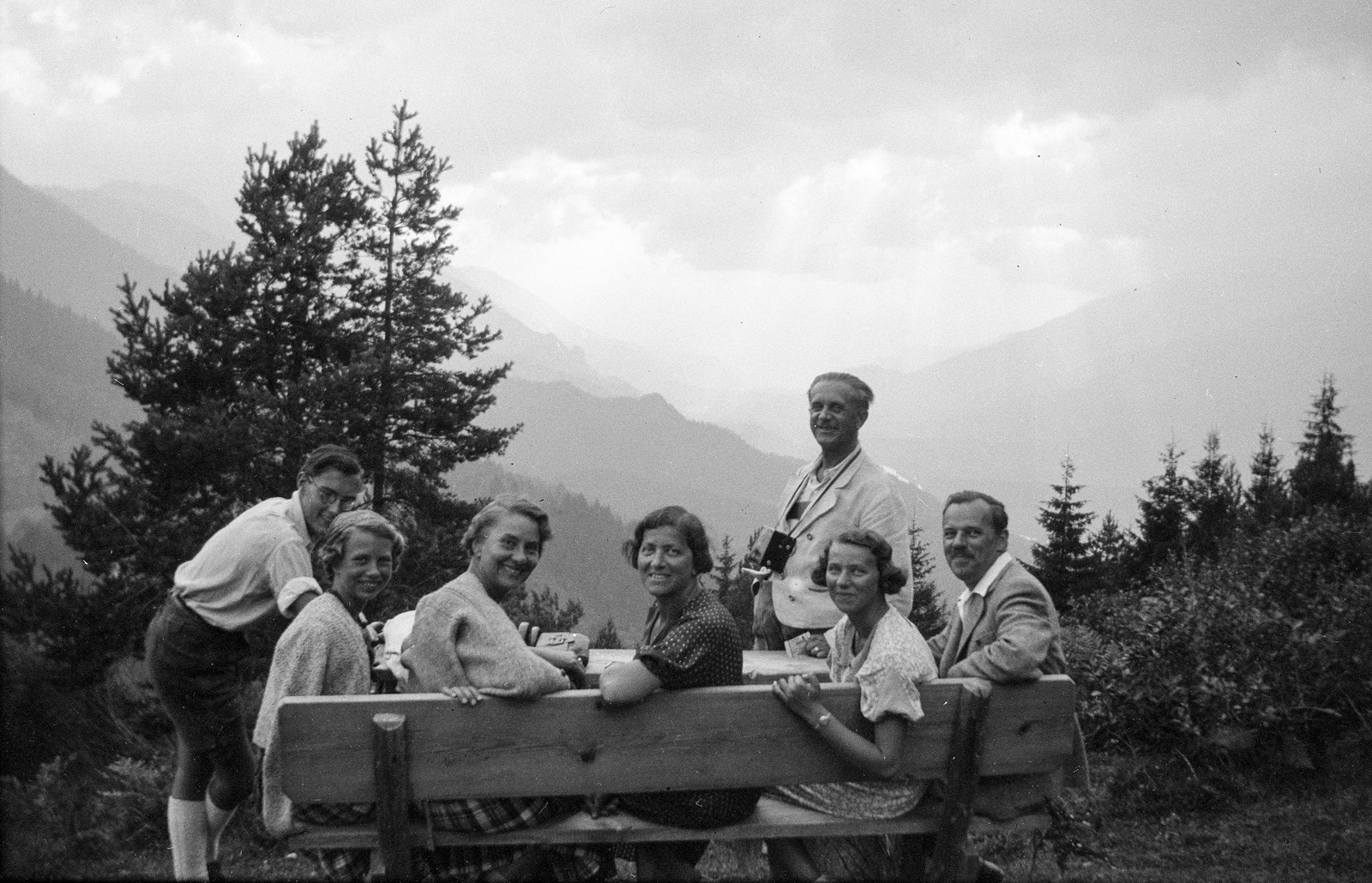 Austria, kirándulás a Weissensee környékén., 1936, Romák Éva, looking back, companionship, bench, Fortepan #74776
