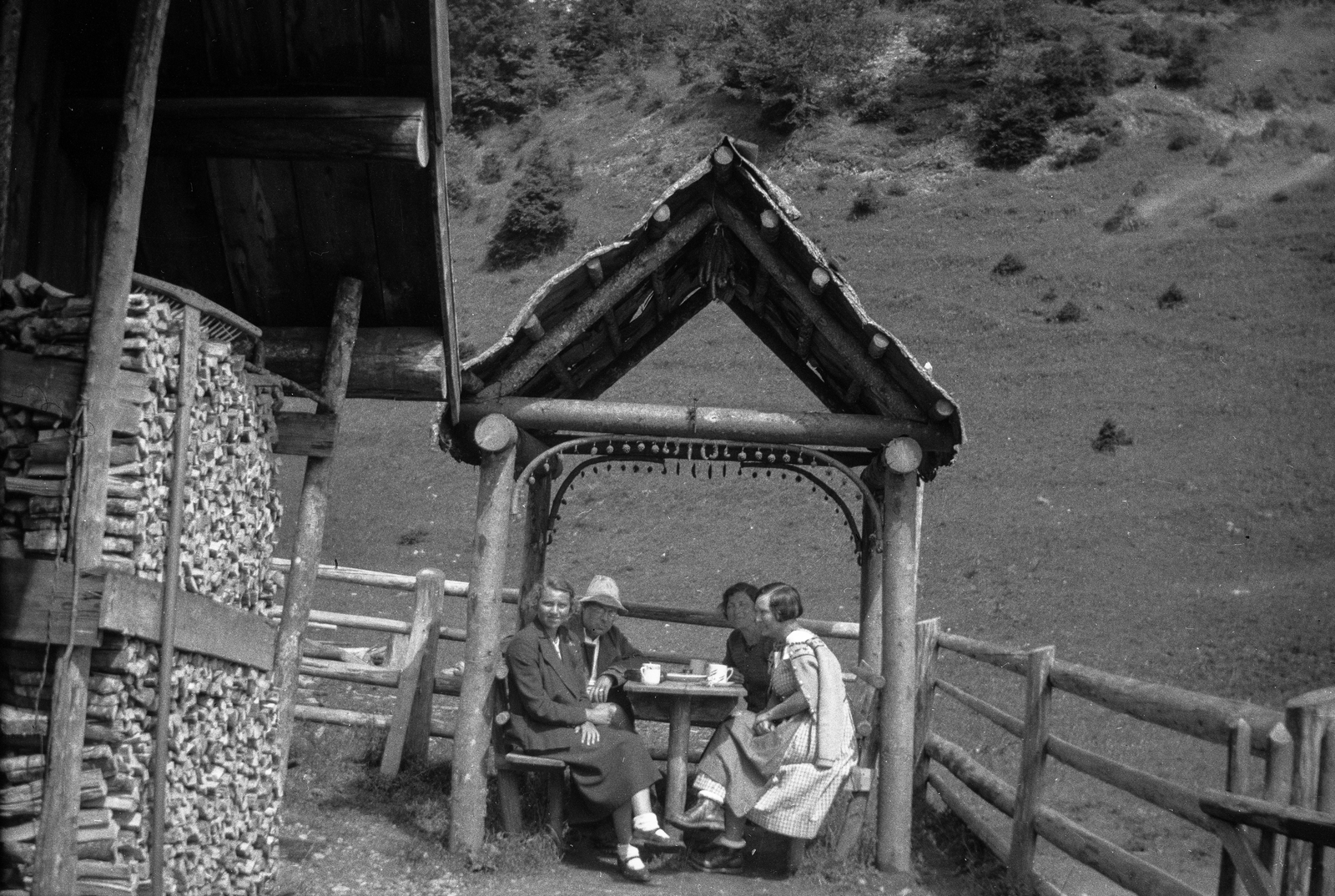 1936, Romák Éva, railing, hillside, table society, Fortepan #74777