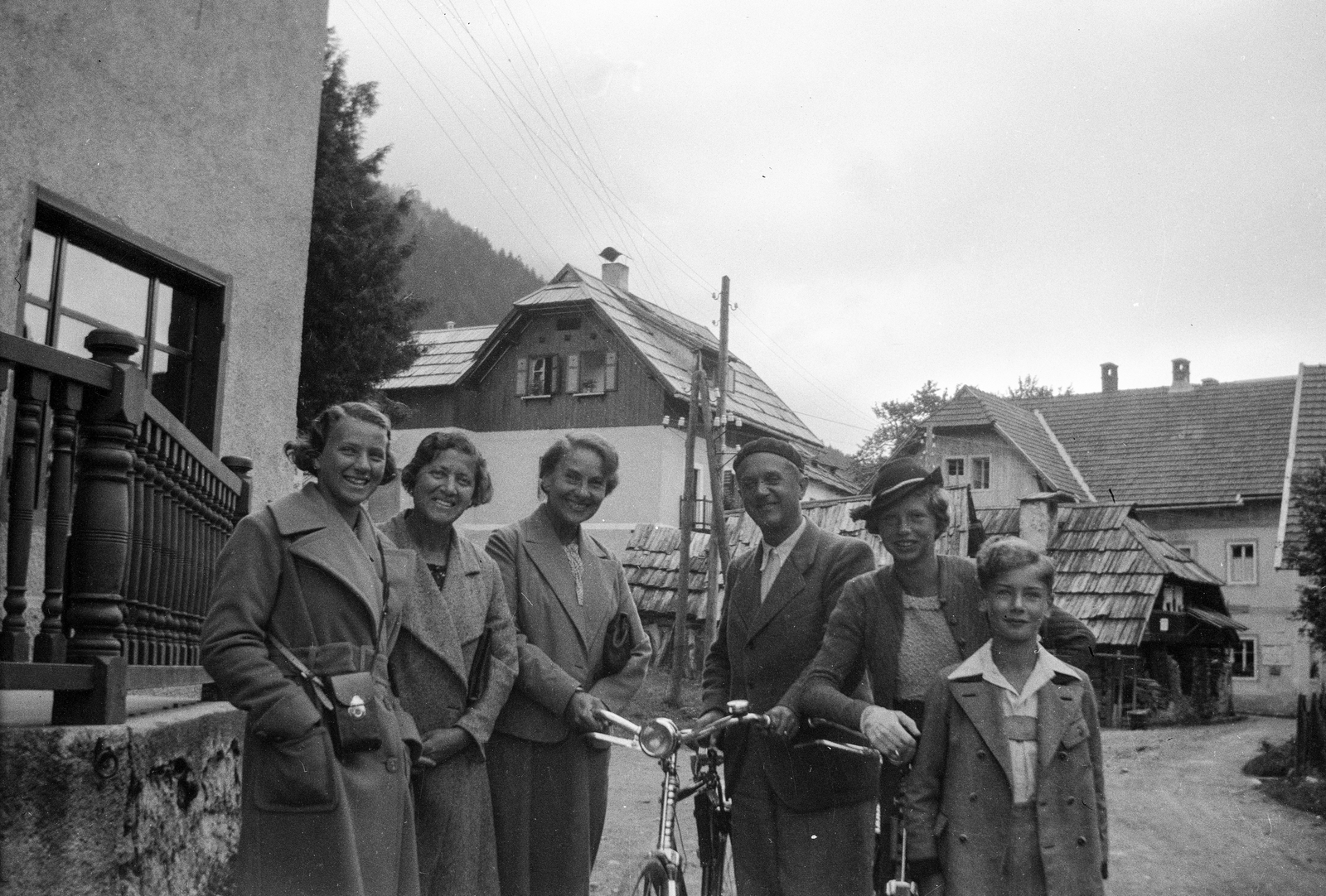 Austria, Gatschach, csoportkép a Gasthof Herzog előtt., 1936, Romák Éva, family, shoulder bag, coat, Fortepan #74778