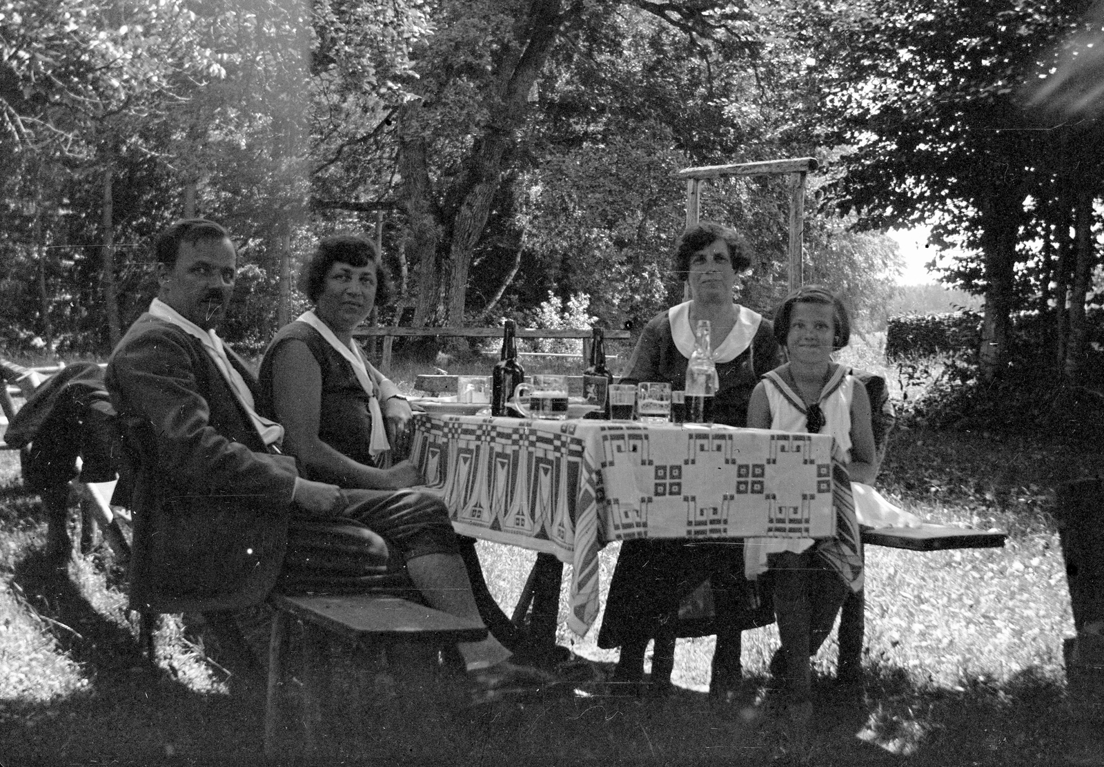 1932, Romák Éva, meal, jar, companionship, garden furniture, beer bottle, Fortepan #74783