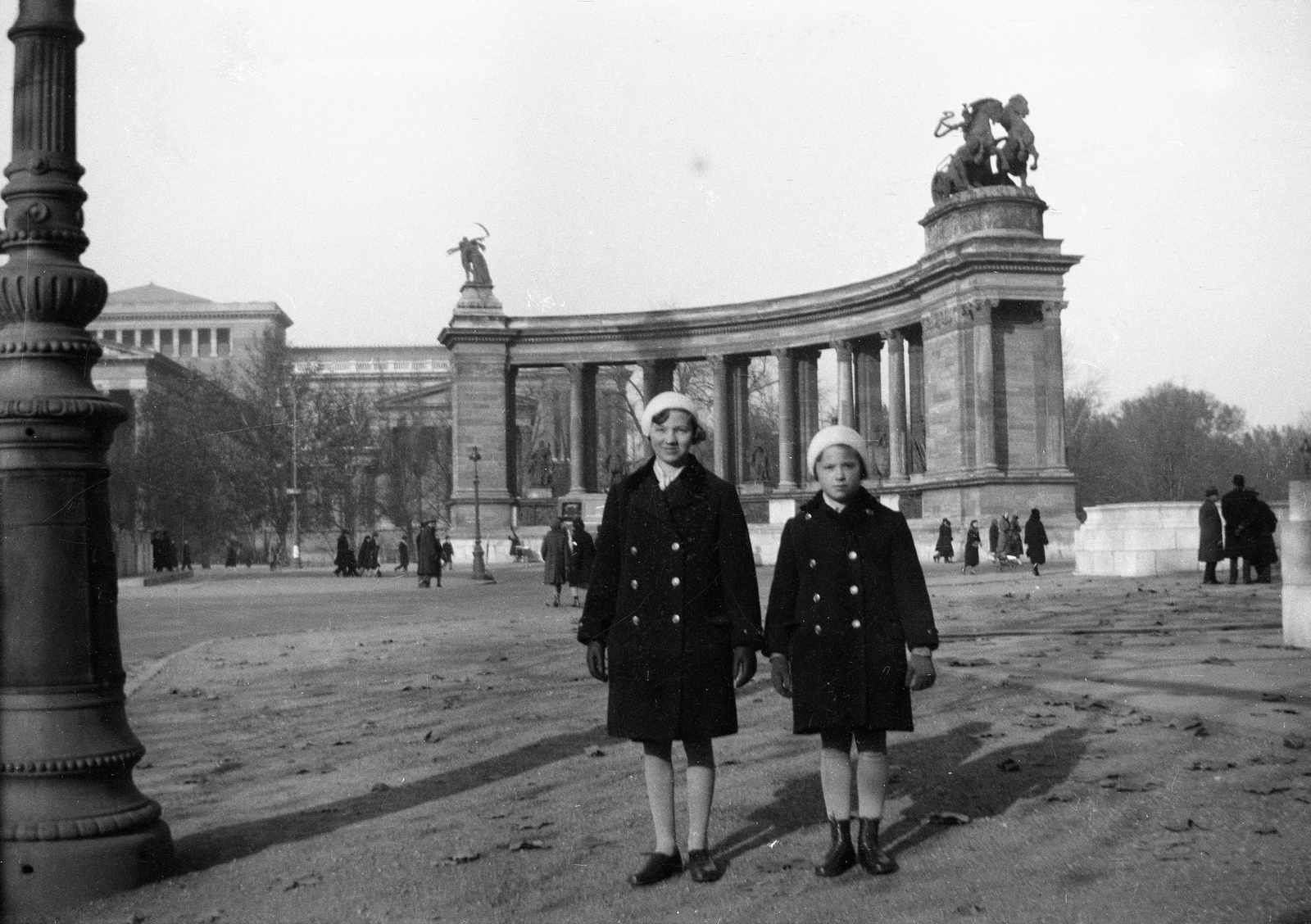 Hungary, Budapest XIV., Hősök tere, Millenniumi emlékmű, háttérben a Szépművészeti Múzeum., 1934, Romák Éva, monument, square, museum, eclectic architecture, Budapest, Albert Schickedanz-design, Neoclassical architecture, Fülöp Ferenc Herzog-design, Fortepan #74784