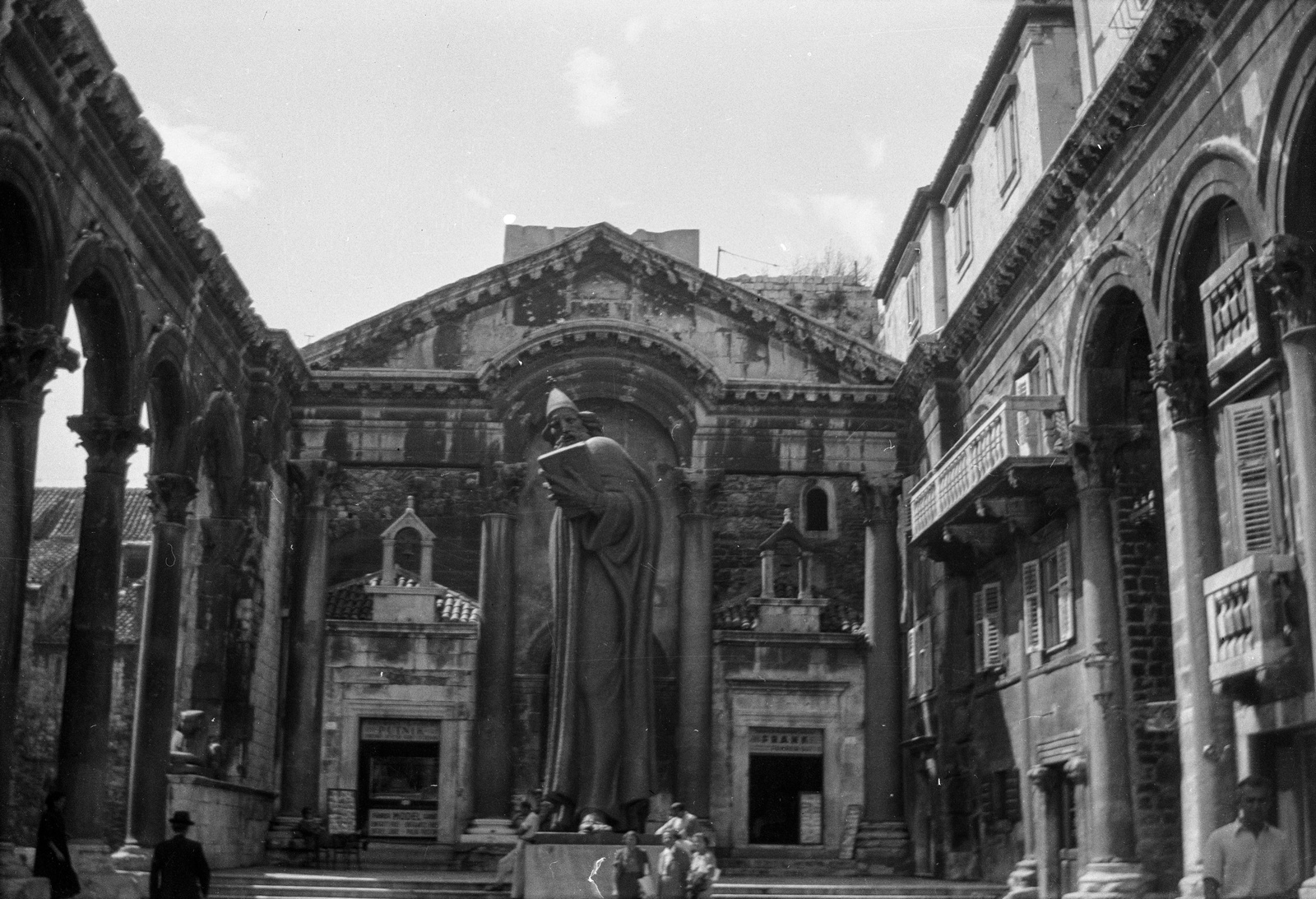 Croatia, Split, Nini Gergely (Ninski Grgur) püspök szobra a Diocletianus mauzóleum előtt., 1936, Romák Éva, sculpture, ancient culture, mausoleum, Gregory of Nin-portrayal, Fortepan #74817