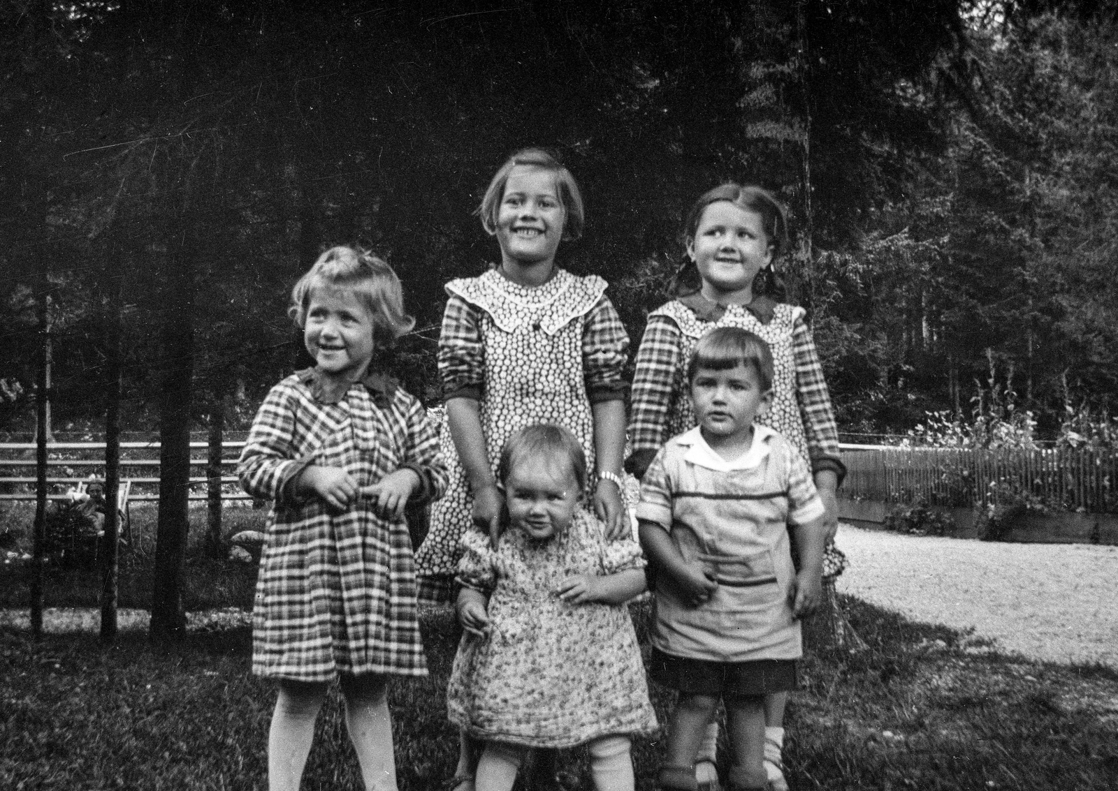 1934, Romák Éva, tableau, kids, checked dress, Fortepan #74819
