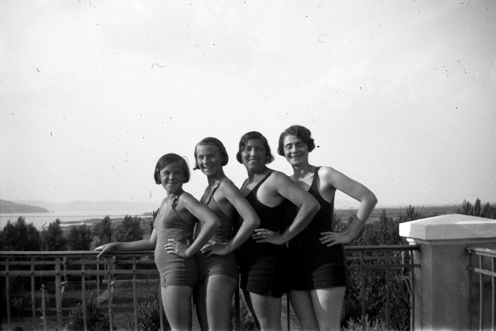 Hungary, Balatonföldvár, 1934, Romák Éva, bathing suit, railing, tableau, height chart, Lake Balaton, Fortepan #74827