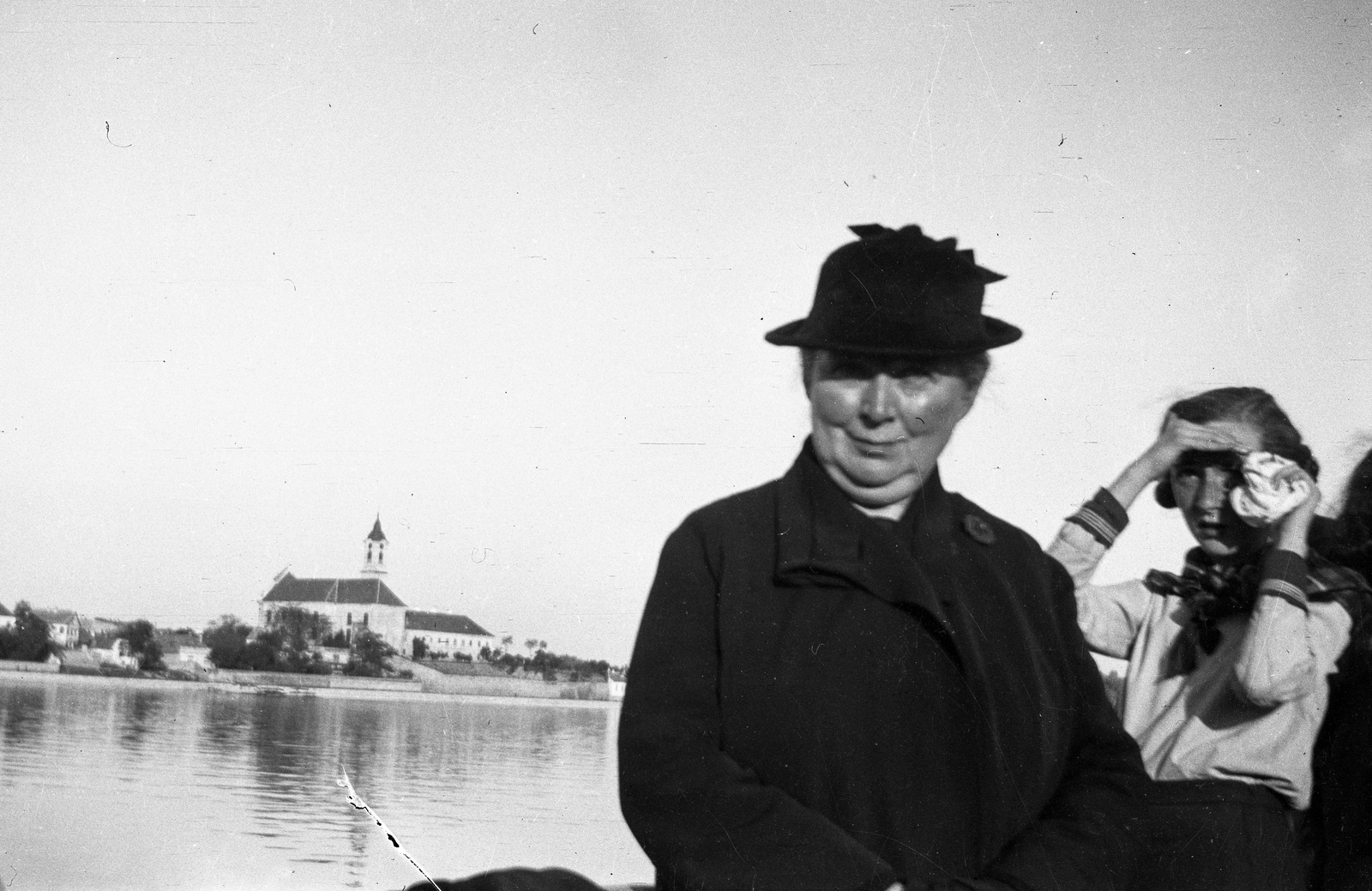 Hungary, Vác, Ferences templom és rendház a Dunáról nézve., 1938, Romák Éva, hat, lady, sailor blouse, Fortepan #74848