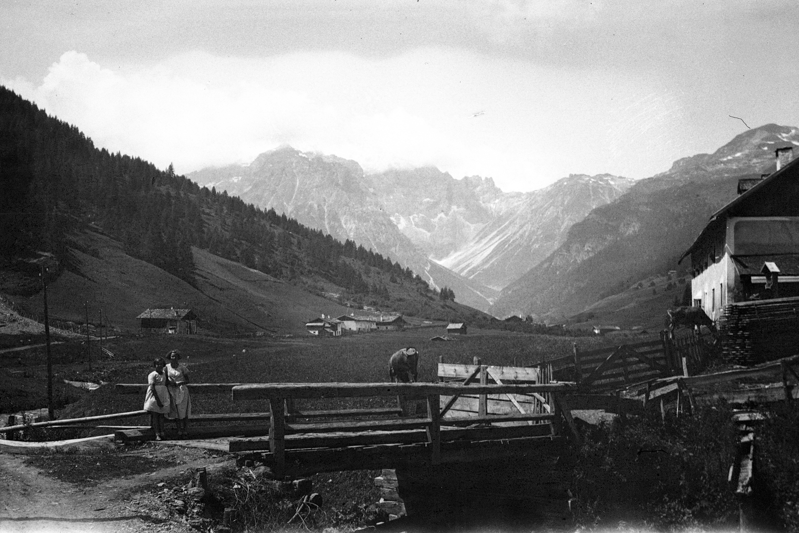 Austria, Obernberg am Brenner, Obernbergi-völgy, háttérben az Obernberger Tribulaun hegy, 1935, Romák Éva, picture, wooden bridge, Fortepan #74858