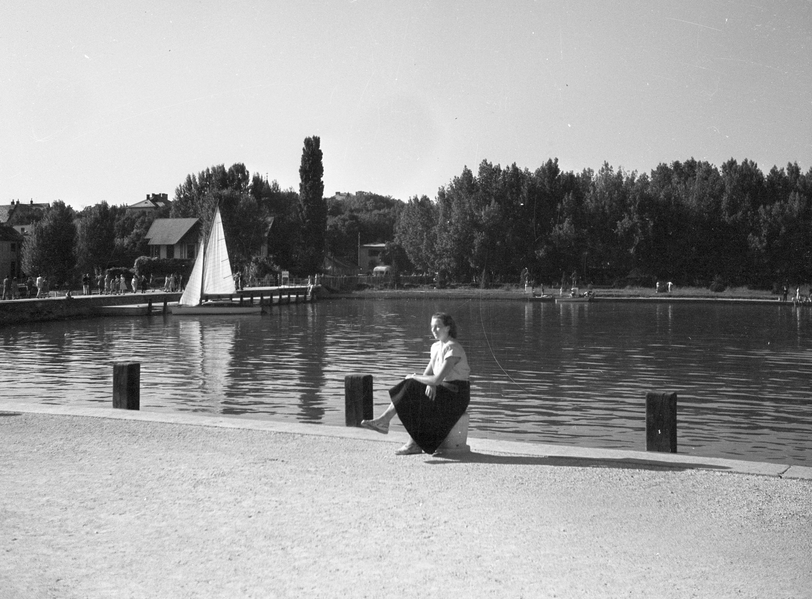 Hungary, Balatonfüred, kikötő., 1947, Romák Éva, sailboat, port, boat station, lady, sitting, Fortepan #74864