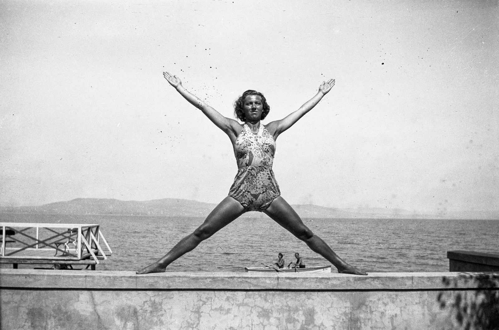 Hungary, Balatonboglár, 1947, Romák Éva, exercise, spreading, spread out arms, Fortepan #74869