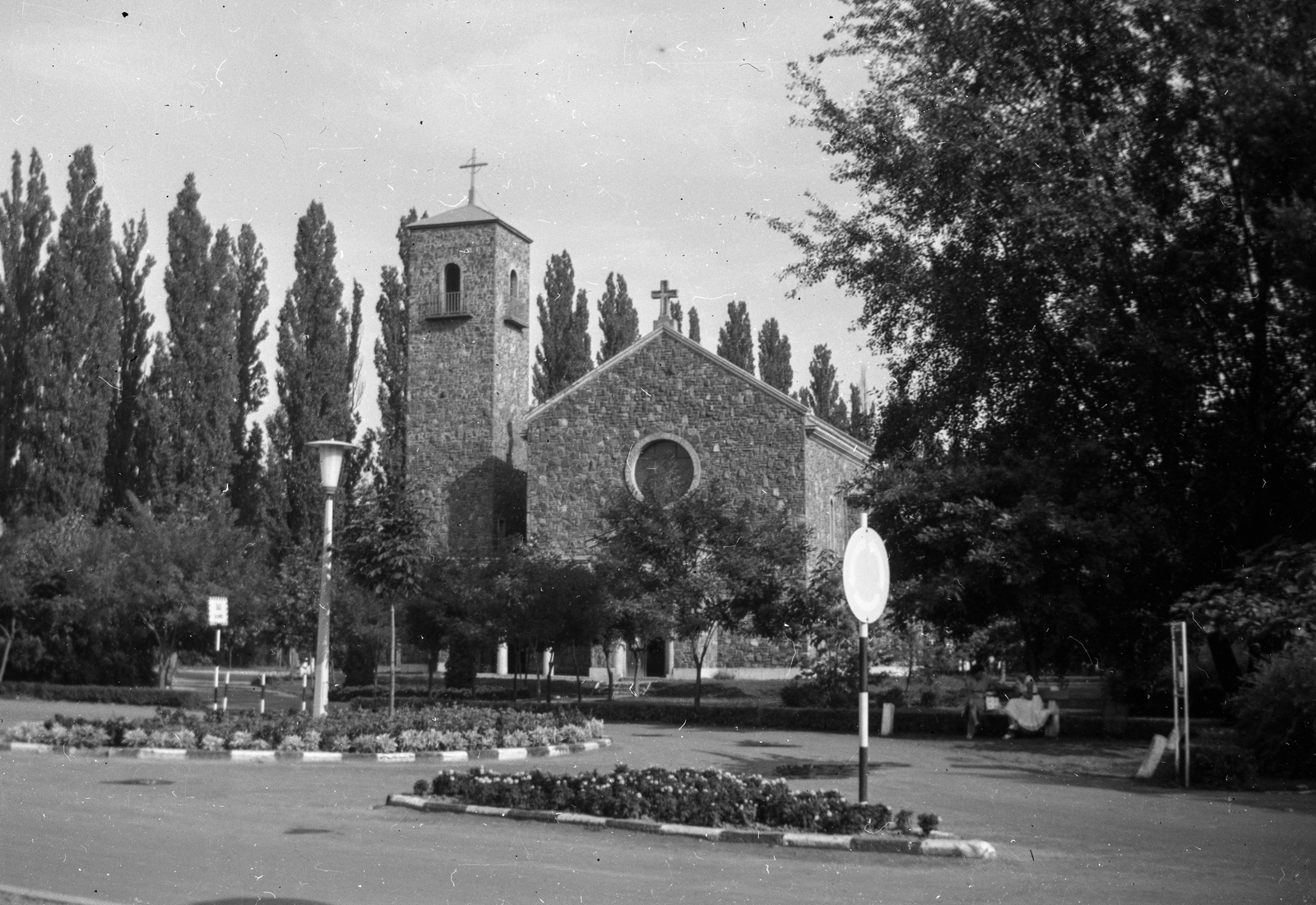 Hungary, Balatonföldvár, római katolikus templom a vasútállomás mögötti parkban., 1948, Romák Éva, church, Catholic Church, László Irsy-design, Fortepan #74872