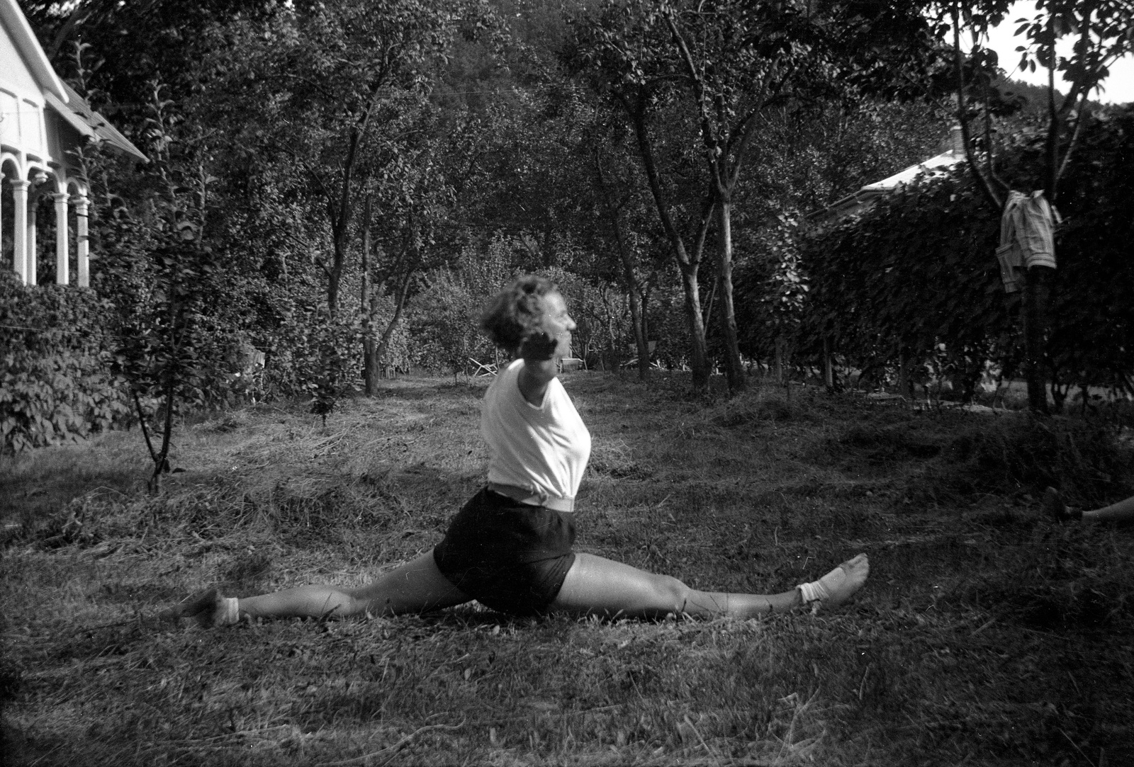 1942, Romák Éva, female gymnast, garden, acrobatics, Fortepan #74879