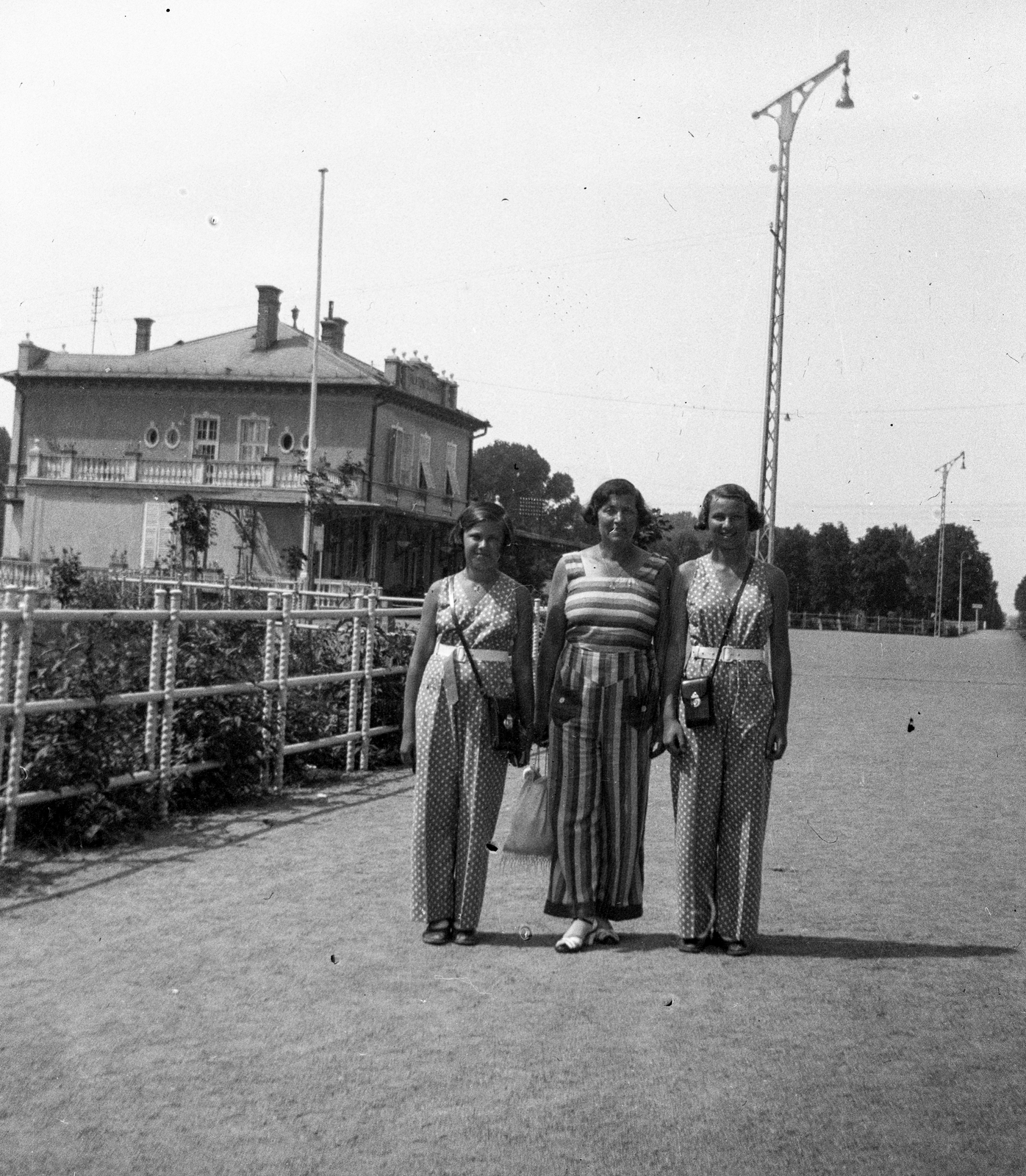 Hungary, Balatonföldvár, háttérben a vasútállomás., 1936, Romák Éva, Fortepan #74887