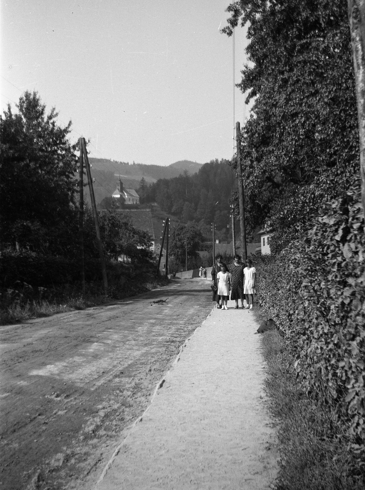 Ausztria, Schwanberg, a háttérben a dombon a Josefikirche., 1930, Romák Éva, templom, légvezeték, Fortepan #74888