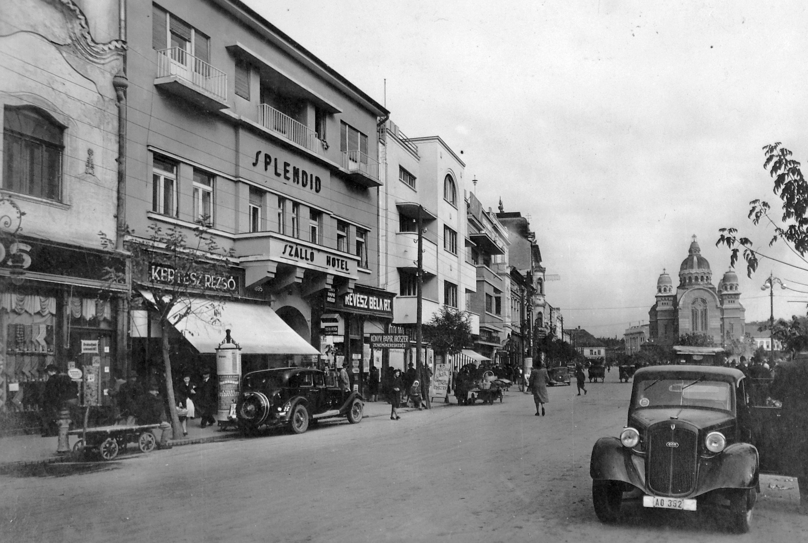 Románia,Erdély, Marosvásárhely, Rózsák tere (Piata Trandafirilor, ekkor Széchenyi tér), háttérben az Ortodox Székesegyház., 1942, Fortepan, közlekedés, templom, cégtábla, német gyártmány, DKW-márka, automobil, rendszám, DKW F5/F7/F8, pravoszláv templom, székesegyház, román ortodox egyház, Victor Vlad-terv, Fortepan #7489