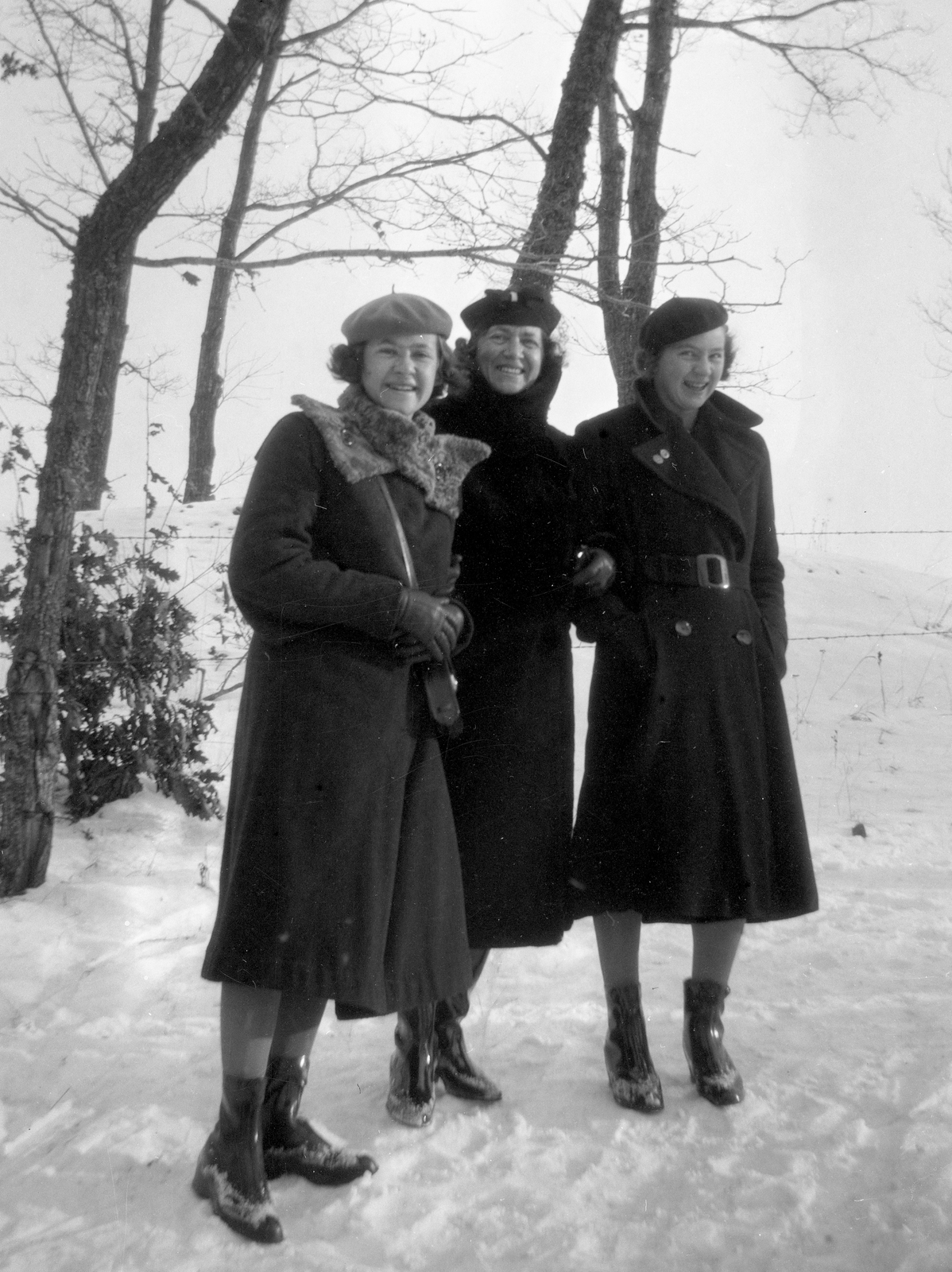 1939, Romák Éva, winter, snow, tableau, women, beret, Fortepan #74893
