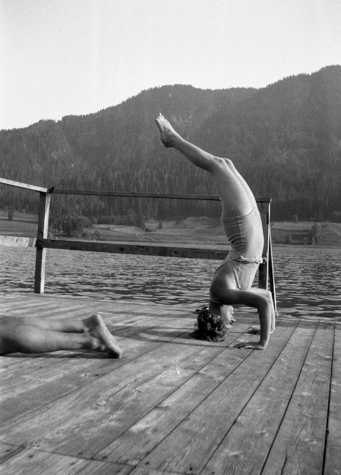 Austria, Techendorf, Weissensee., 1936, Romák Éva, exercise, handstand, feat, Fortepan #74901