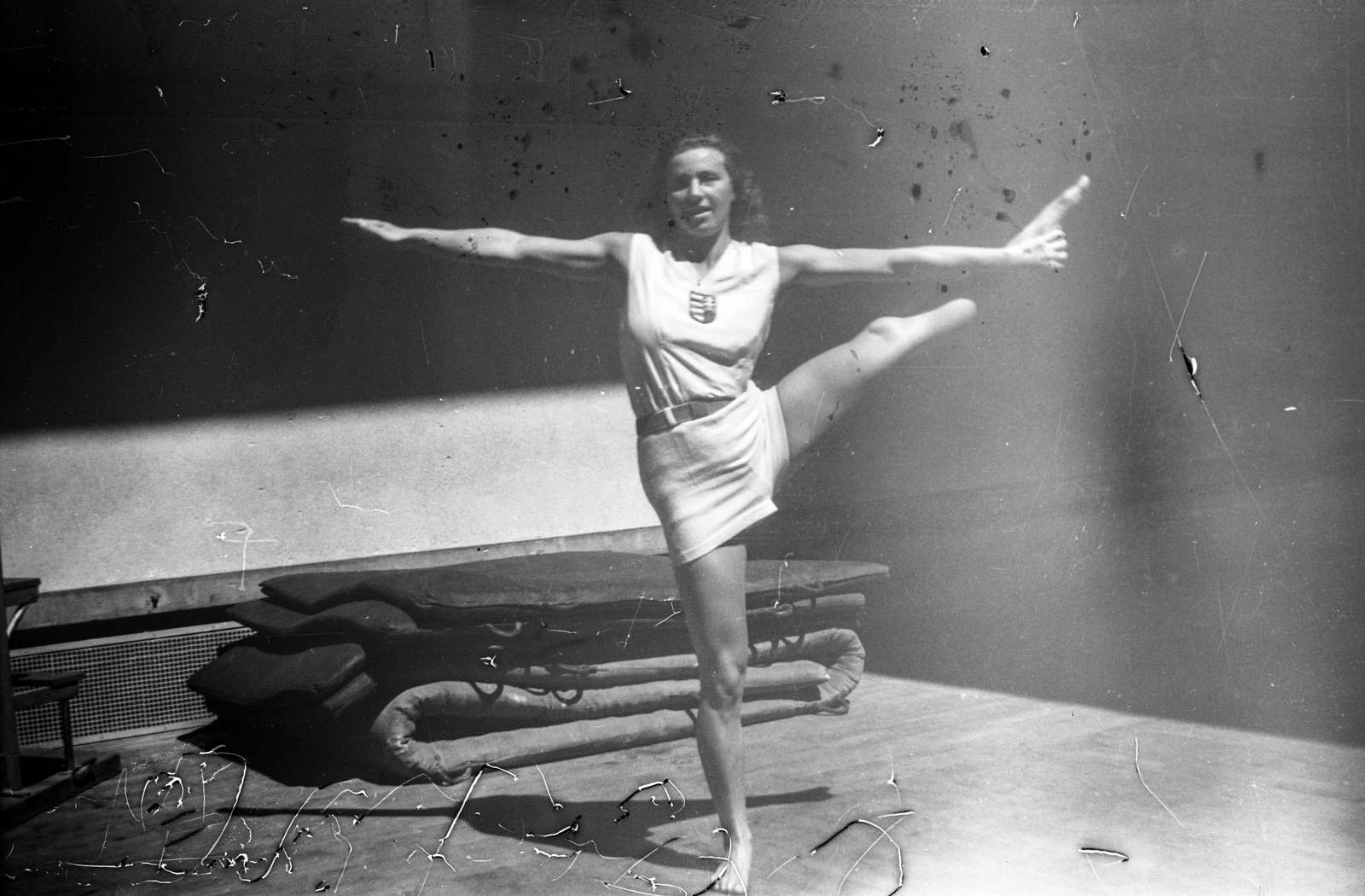 1946, Romák Éva, címer, torna, tornaszőnyeg, széttárt kar, egy lábon állni, Fortepan #74904