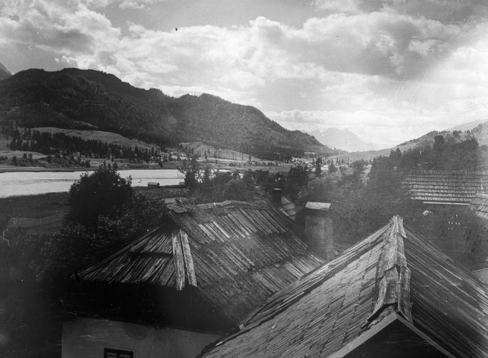 Ausztria, Techendorf, balra a Weissensee., 1936, Romák Éva, hegy, felhő, háztető, Fortepan #74913