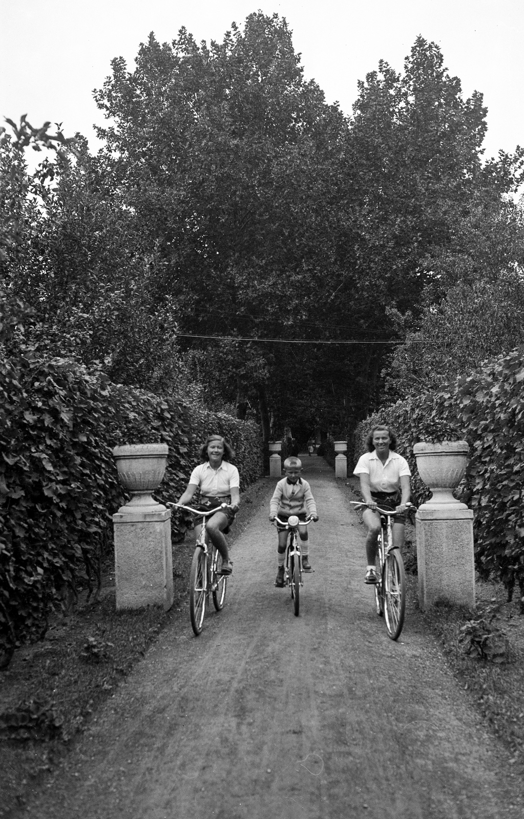 1942, Romák Éva, three people, bicycle, Fortepan #74915