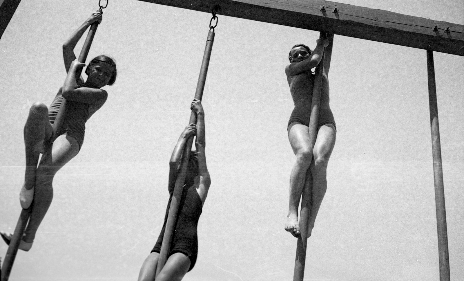 Hungary, Balatonföldvár, sportpálya a kikötőnél., 1936, Romák Éva, exercise, rope climbing, Fortepan #74916