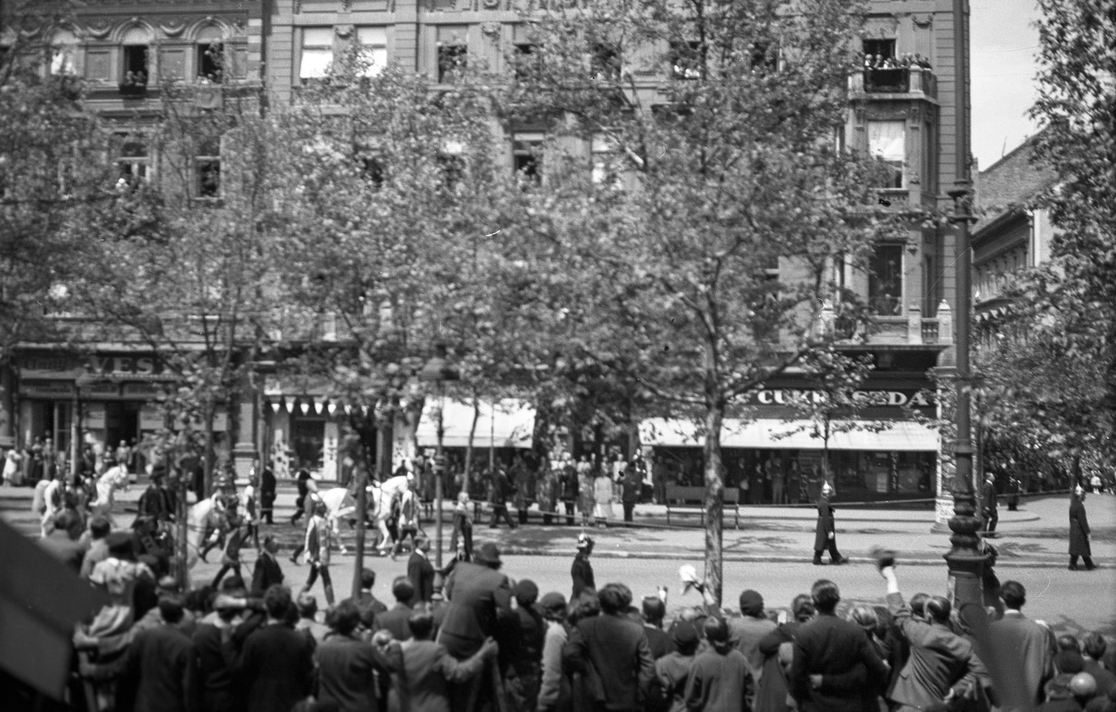 Hungary, Budapest VI., Andrássy út, szemben a 76. számú ház a Rózsa utca sarkán. Körmenet az Eucharisztikus Világkongresszus alkalmával., 1938, Romák Éva, Budapest, Fortepan #74940