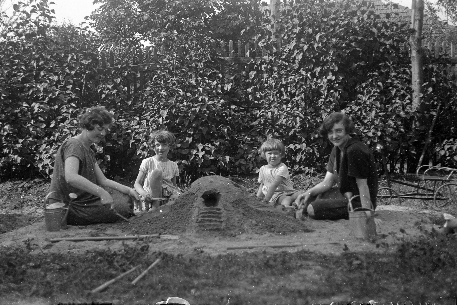 1928, Romák Éva, garden, women, kids, lath fence, sandpit, toy, watering can, sand castle, Fortepan #74944