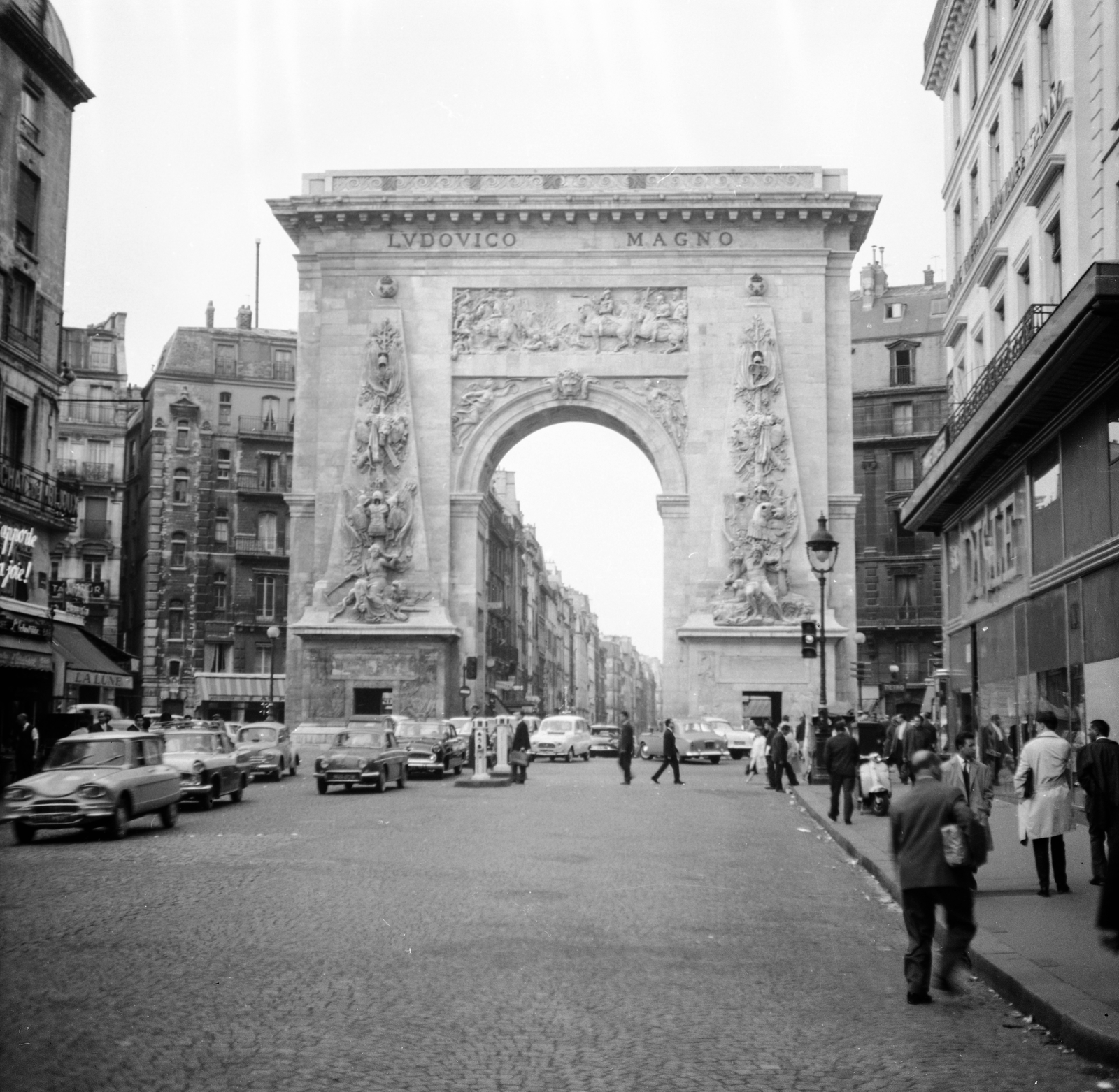 Franciaország, Párizs, Porte Saint-Denis diadalív., 1962, Romák Éva, francia gyártmány, Citroen-márka, automobil, diadalív, Citroen Ami, François Blondel-terv, Fortepan #74950