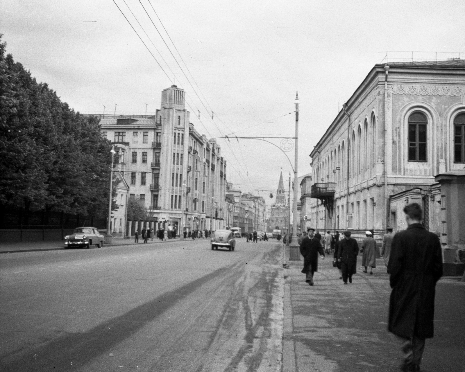 Russia, Moscow, ulica Vozdvizsenyka (prszpekt Kalinyina) a Kreml felé nézve, balra a Voentorg áruház., 1960, Romák Éva, Soviet Union, street view, Fortepan #74964