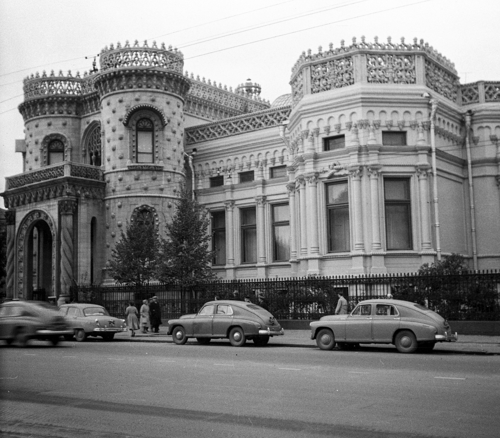 Russia, Moscow, ulica Vozdvizsenyka (prszpekt Kalinyina) 16., Arszenij Morozov egykori palotája. A Monserrate palota (Portugália, Sintra) mintájára épült 1895 és 1899 között., 1960, Romák Éva, Soviet Union, palace, Neo-Manueline architecture, M20 Pobeda, M21 Wolga, Fortepan #74965