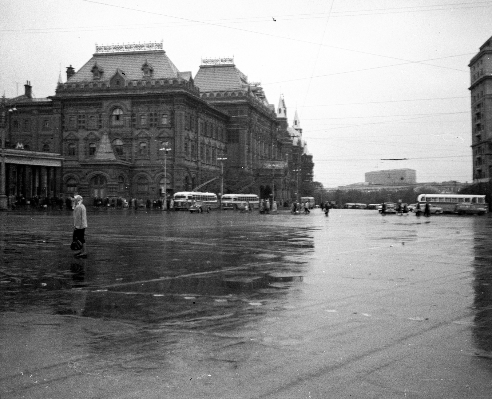 Russia, Moscow, Színház (Szverdlov) tér, szemben a Lenin Múzeum (eredetileg Városháza, ma az 1812-es háború múzeuma), mögötte az Állami Történelmi Múzeum., 1960, Romák Éva, Soviet Union, trolley bus, Fortepan #74966