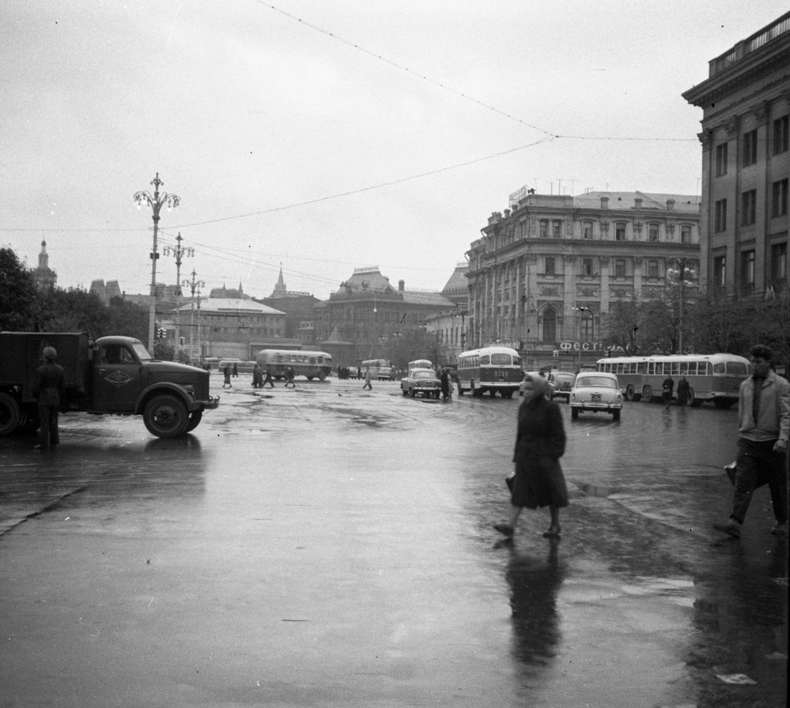 Russia, Moscow, Színház (Szverdlov) tér a Forradalom tér (plosagy Revoljucii) felé nézve., 1960, Romák Éva, Soviet Union, Fortepan #74967