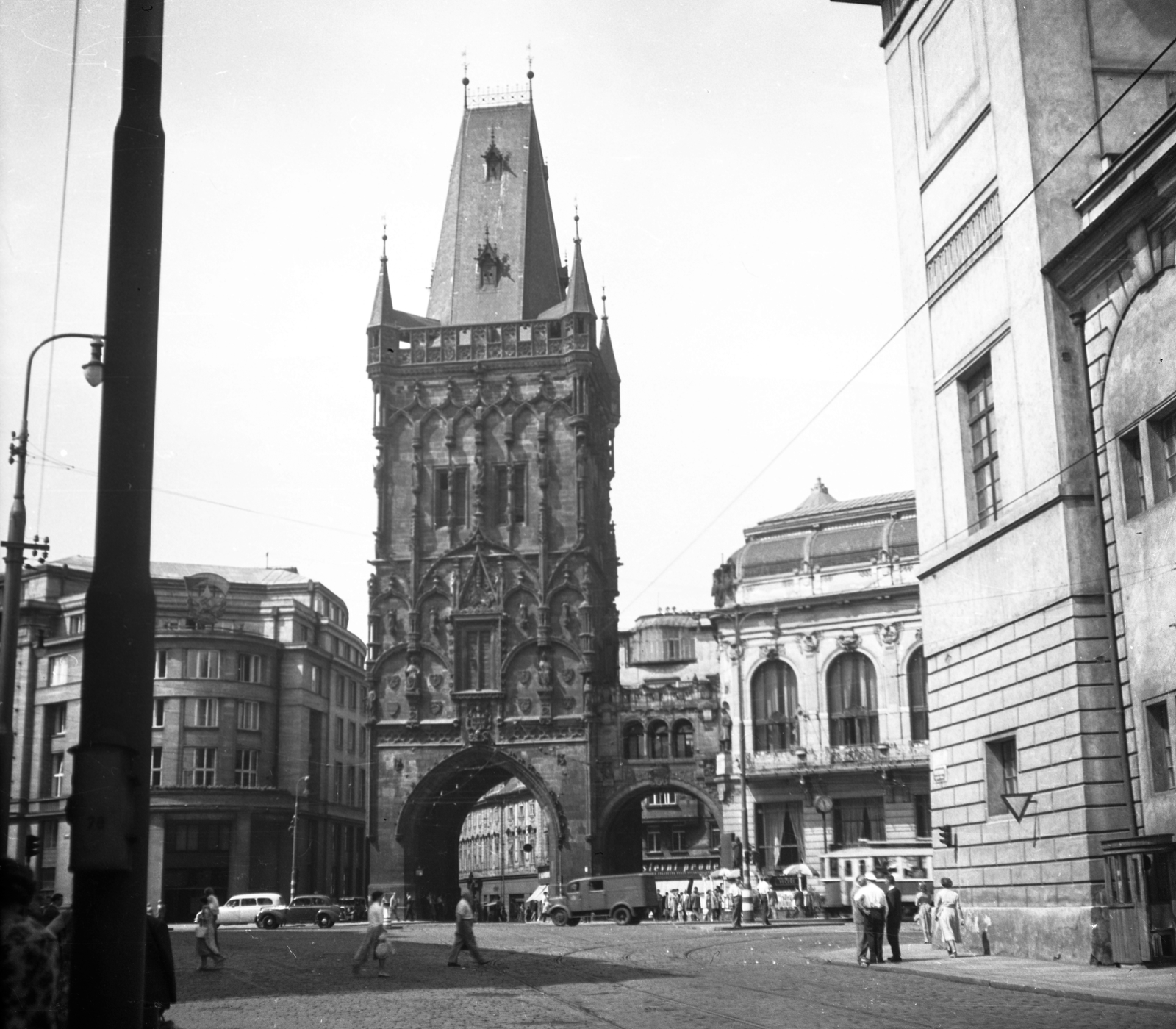 Czech Republik, Prague, Lőportorony., 1960, Romák Éva, Czechoslovakia, street view, Secession, tower, public building, gothic, gate tower, City gate, Neoclassical architecture, Art Nouveau architecture, Antonín Balšánek-design, Osvald Polívka-design, Josef Mocker-design, Matěj Rejsek-design, Karl Jaray-design, Rudolf Hildebrand-design, Ernst Gotthilf-design, Alexander Neumann-design, Josef Sakař-design, pointed arch, Fortepan #74975