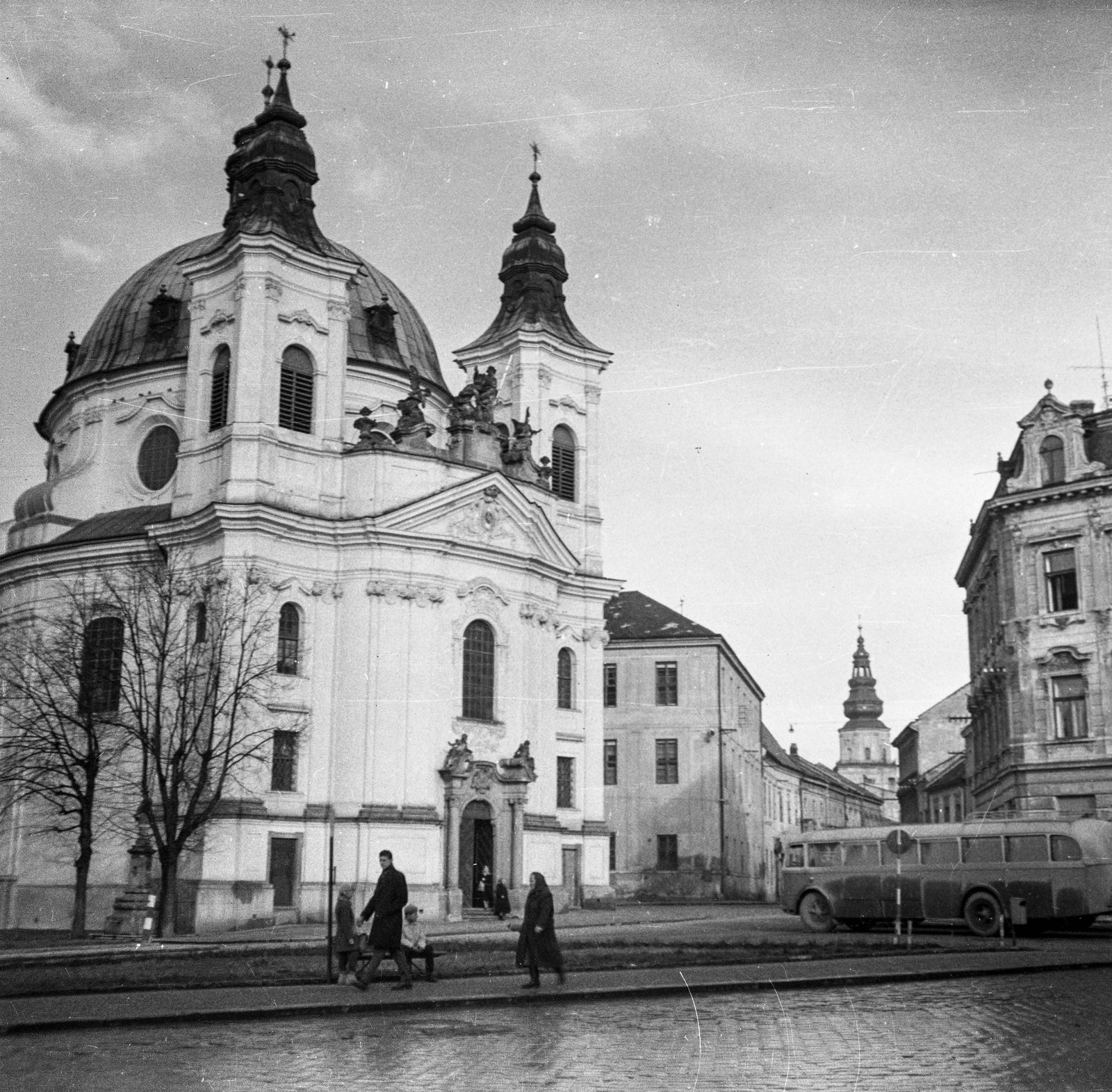 Czech Republik, Kroměříž, Keresztelő Szent János-templom, jobbra hátul az érseki palota tornya., 1960, Romák Éva, Czechoslovakia, church, bus, Fortepan #74979