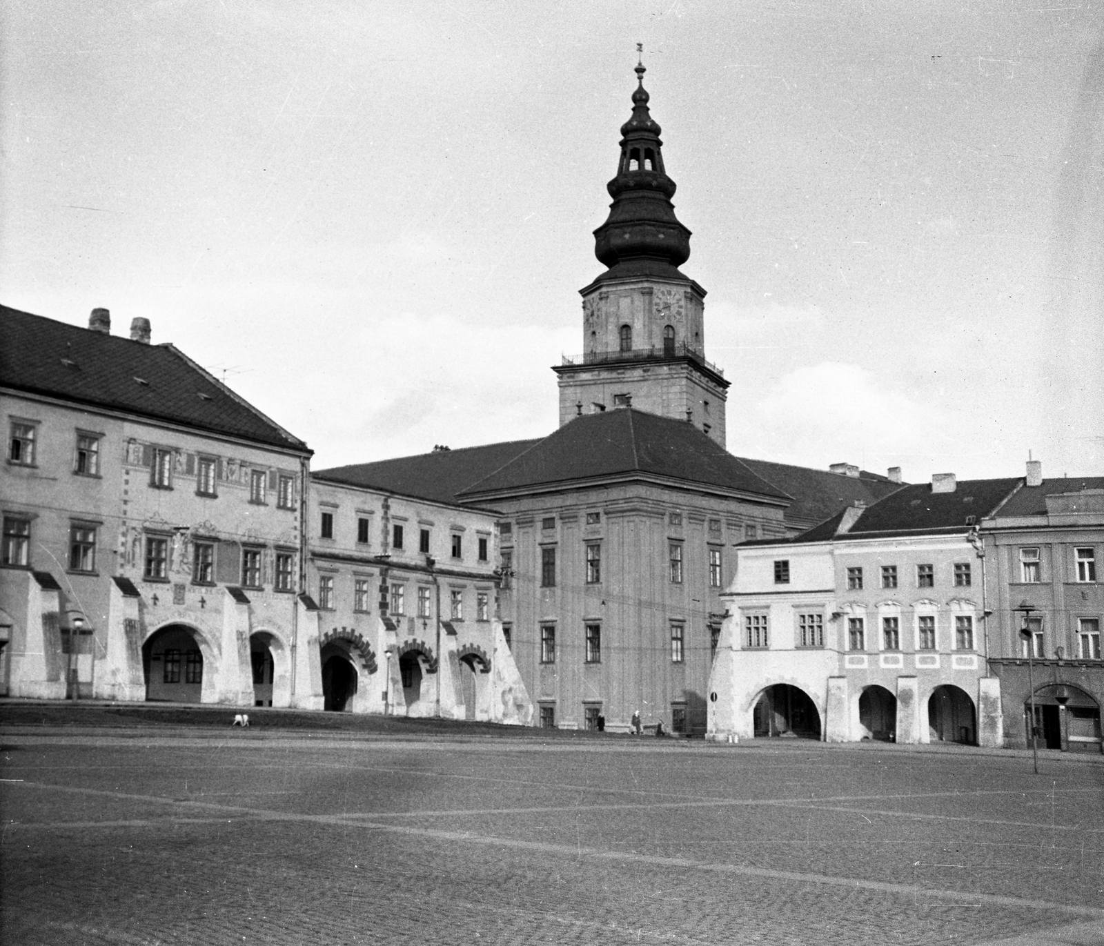 Czech Republik, Kroměříž, Fő tér, háttérben az érseki palota., 1960, Romák Éva, Czechoslovakia, square, bishop's palace, Fortepan #74980