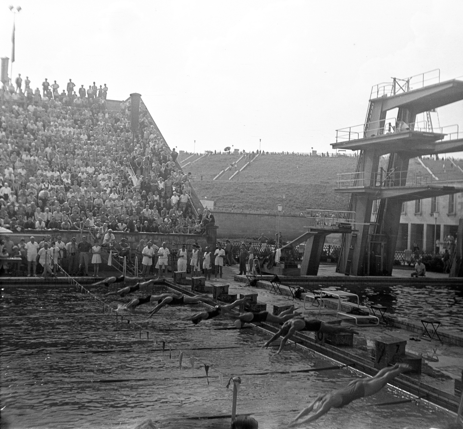 Germany, Leipzig, Úszóstadion., 1960, Romák Éva, swimming pool, GDR, competition, acrobatic diving, swimming championship, diving tower, starting block, Fortepan #74983